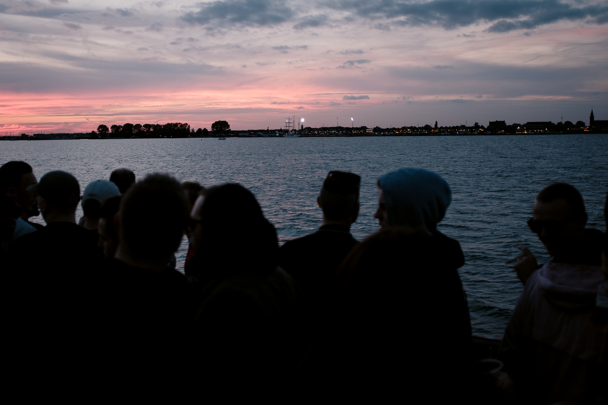 Het Kras Stadion bij zonsondergang.