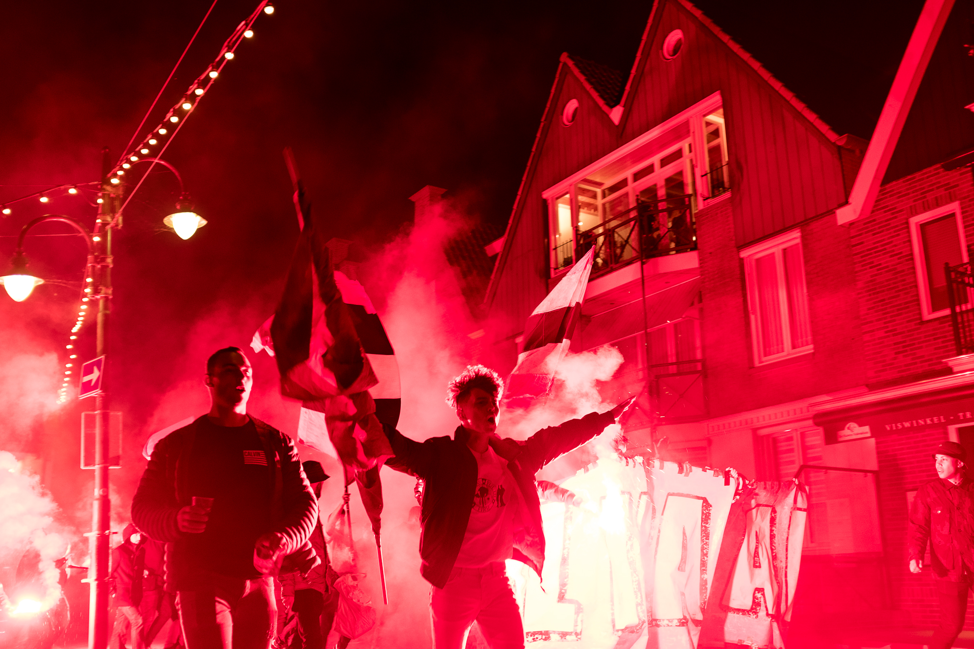 De corteo door Volendam.