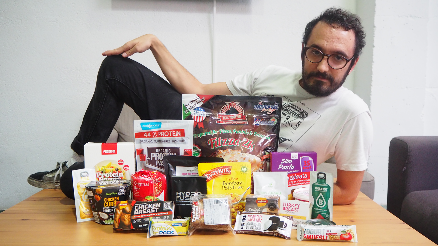 tipo posando con comida fit