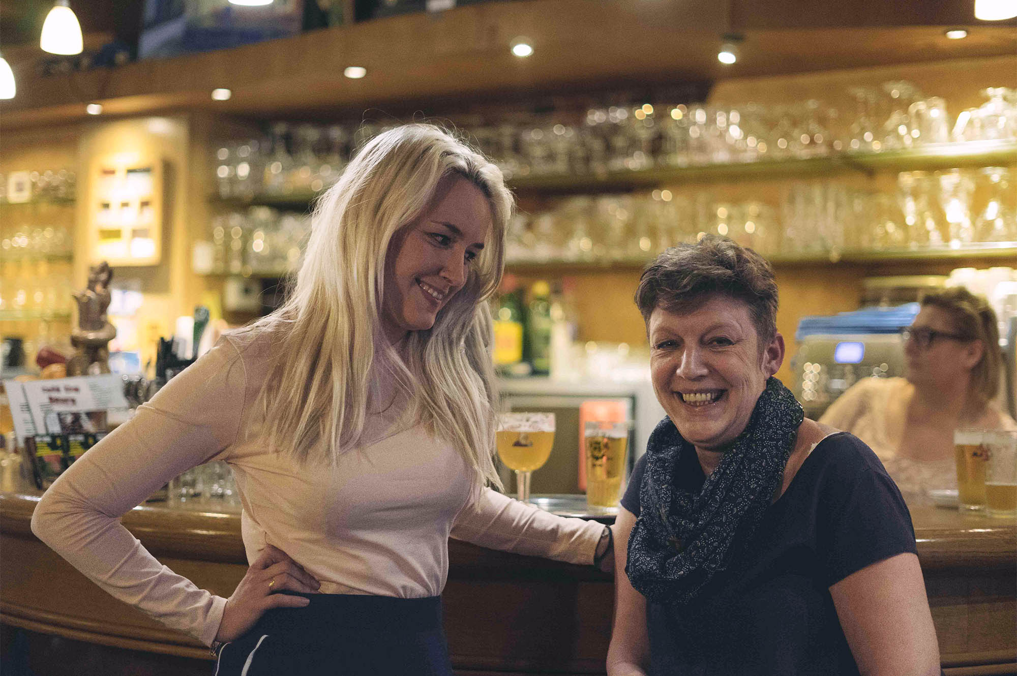 Julie en haar moeder Stania, politica bij Forza Ninove, in café de Beurs