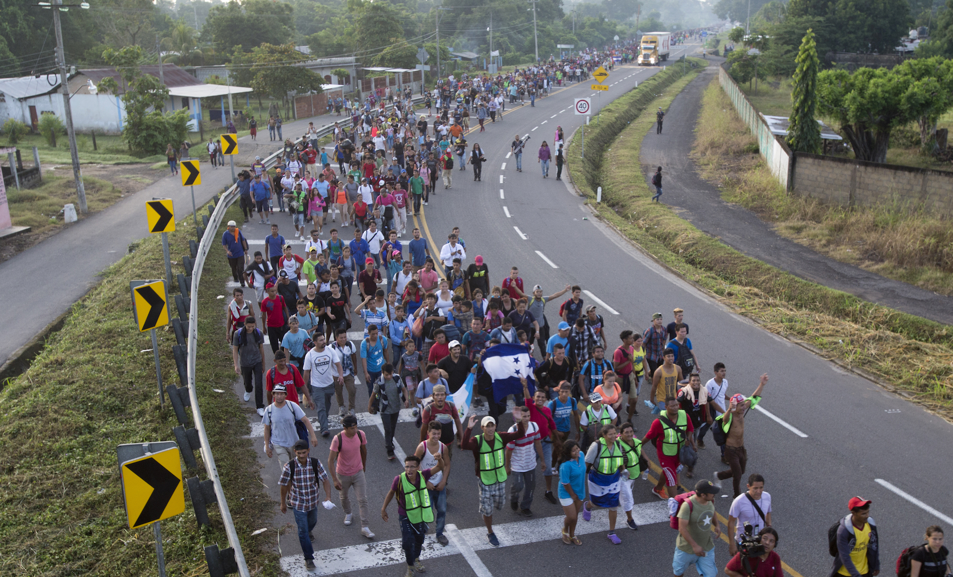 1540134410586-mexico-caravan