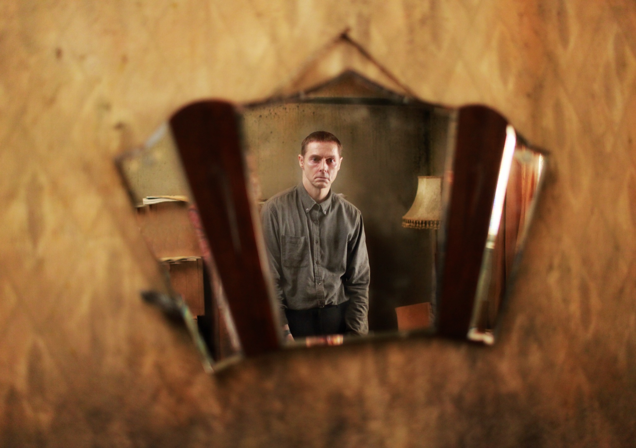 A screenshot from the Matthew Holness horror 'Possum' (2018)