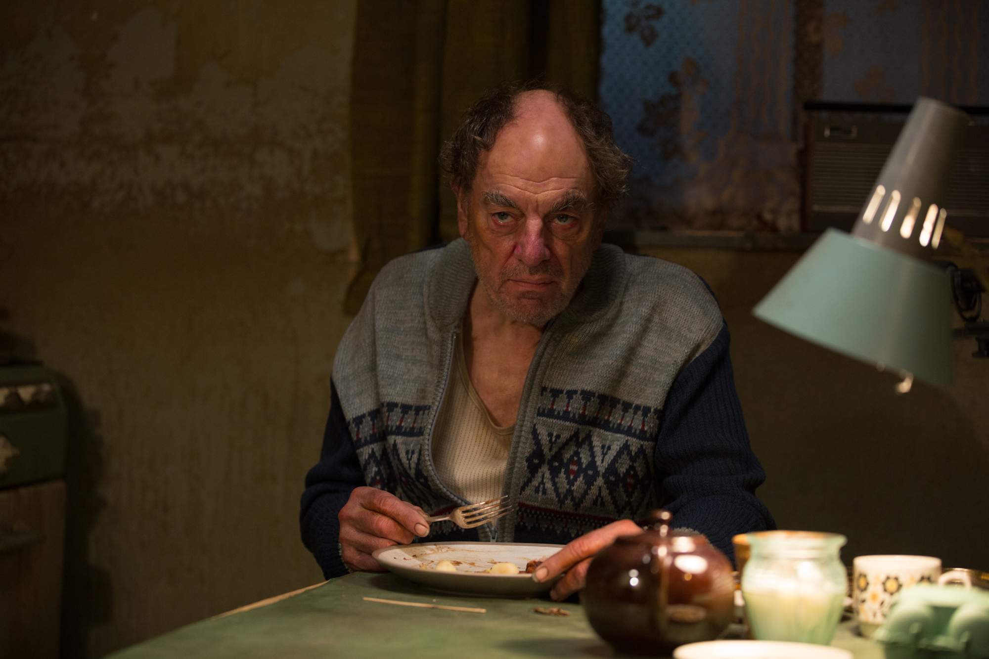 A screenshot from the Matthew Holness horror 'Possum' (2018)