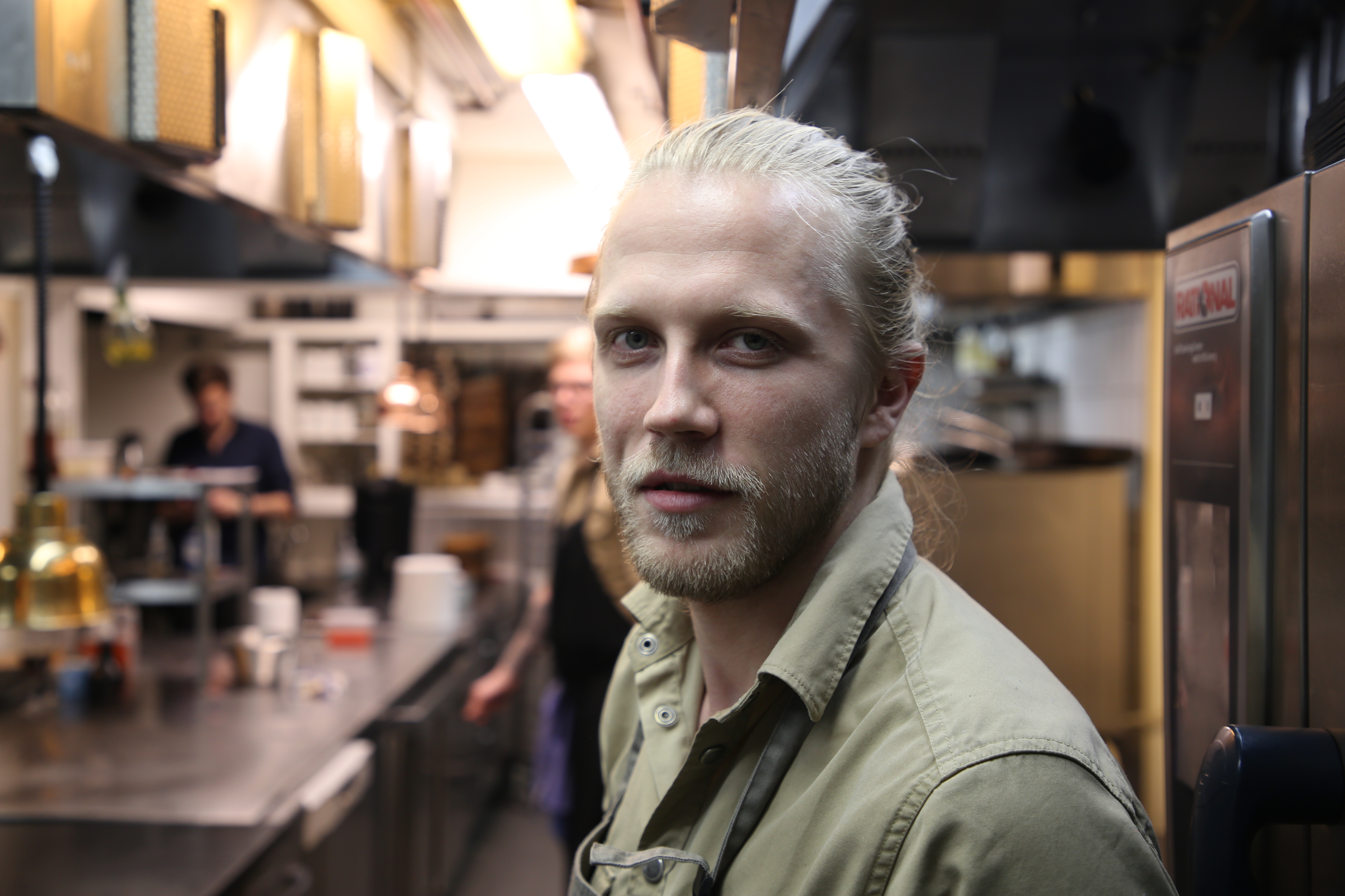 Andreas Langborg i køkkenet på restaurant Huset på Svalbard