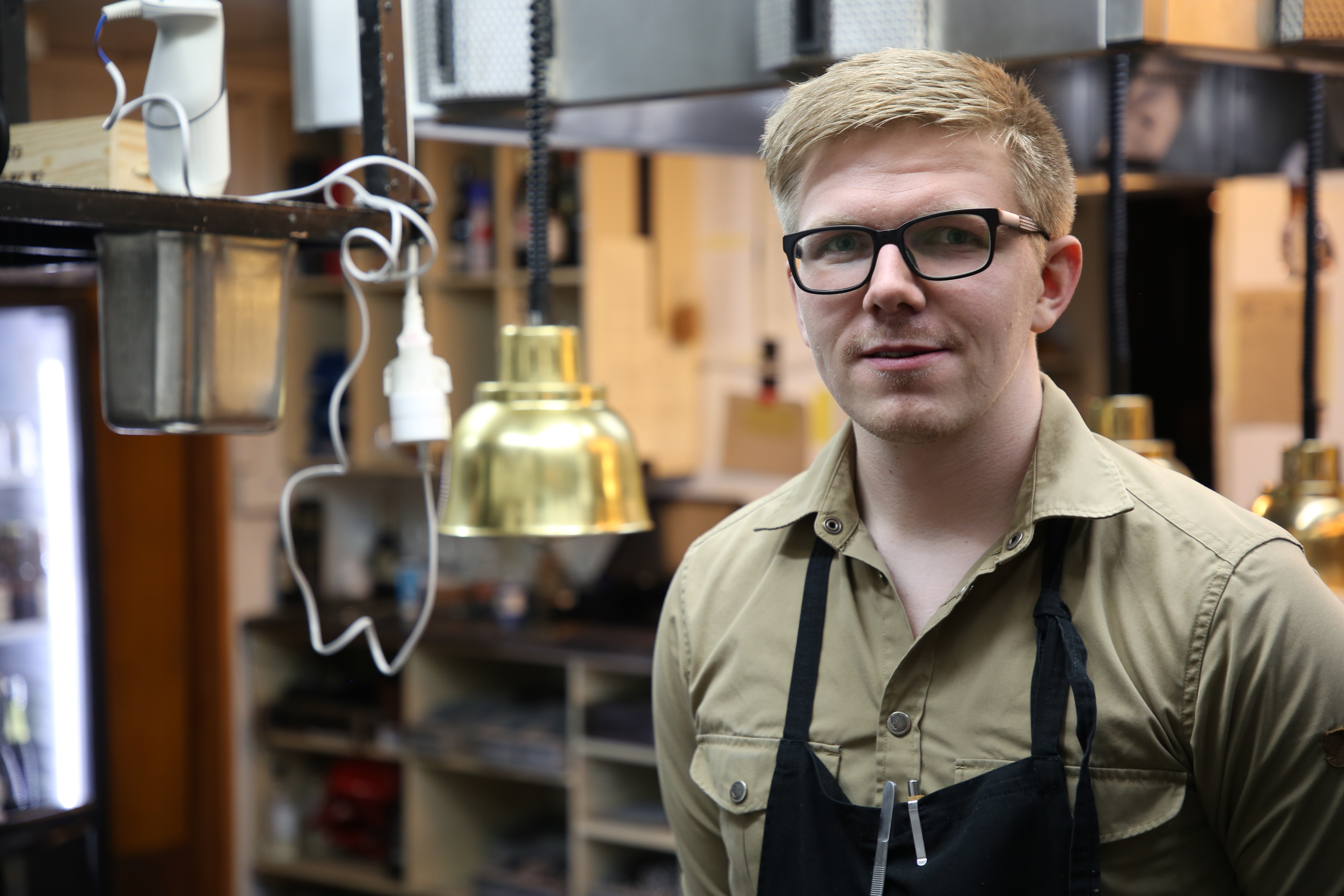 Charlie Dahl i køkkenet på restaurant Huset på Svalbard.