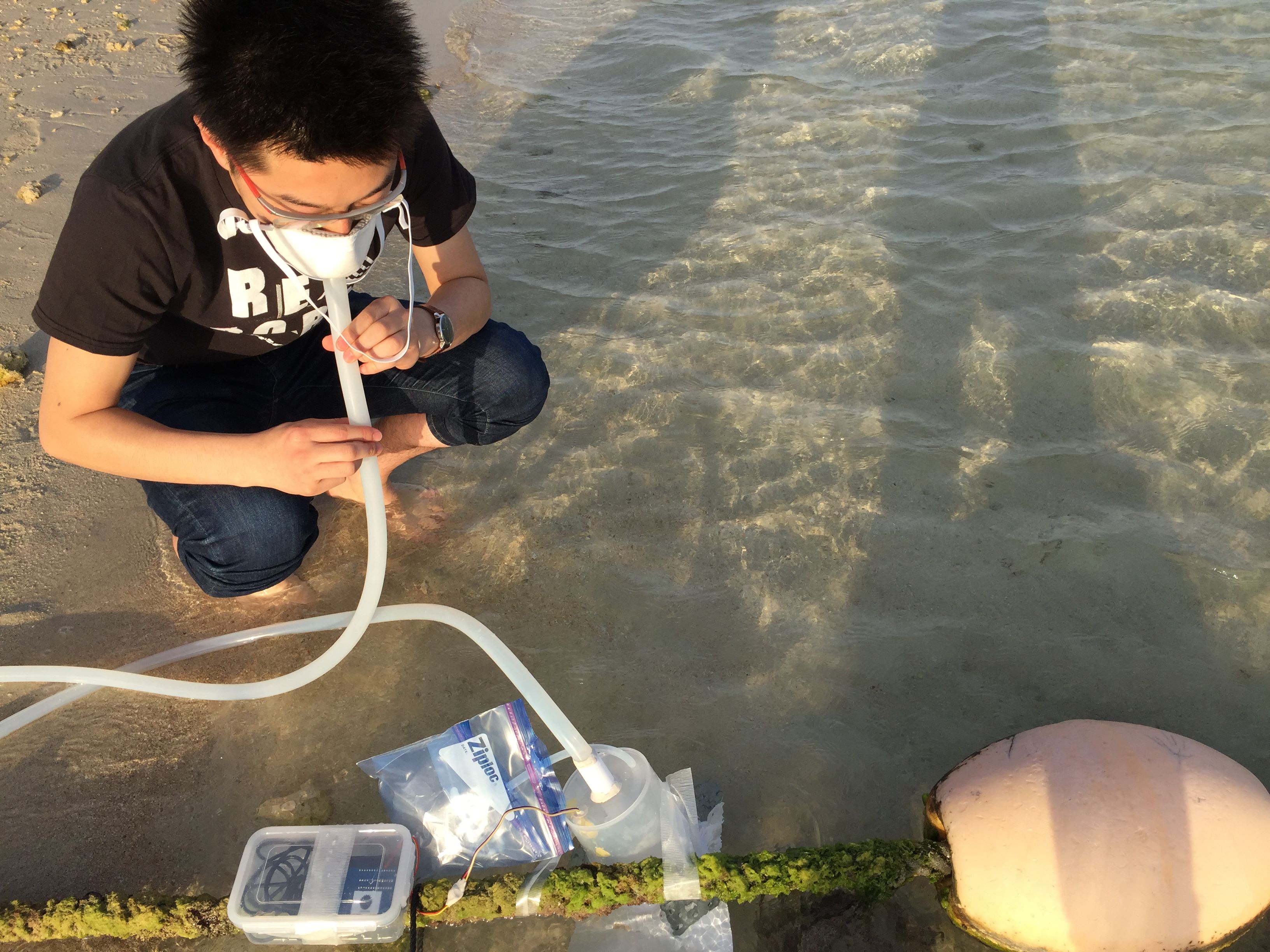 Jun Kamei test zijn ontwerp in het water