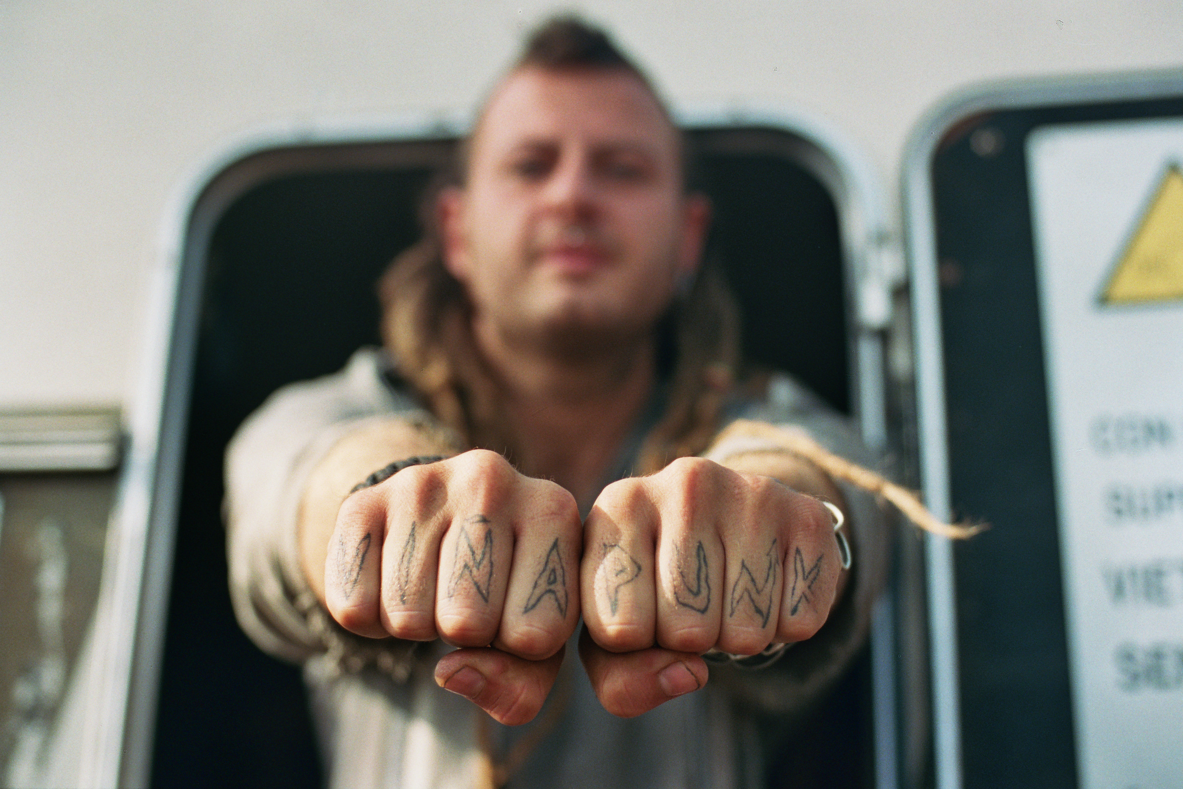 alessandro_vullo_punk_nomadi_saisonniers_outsiders_fotografi