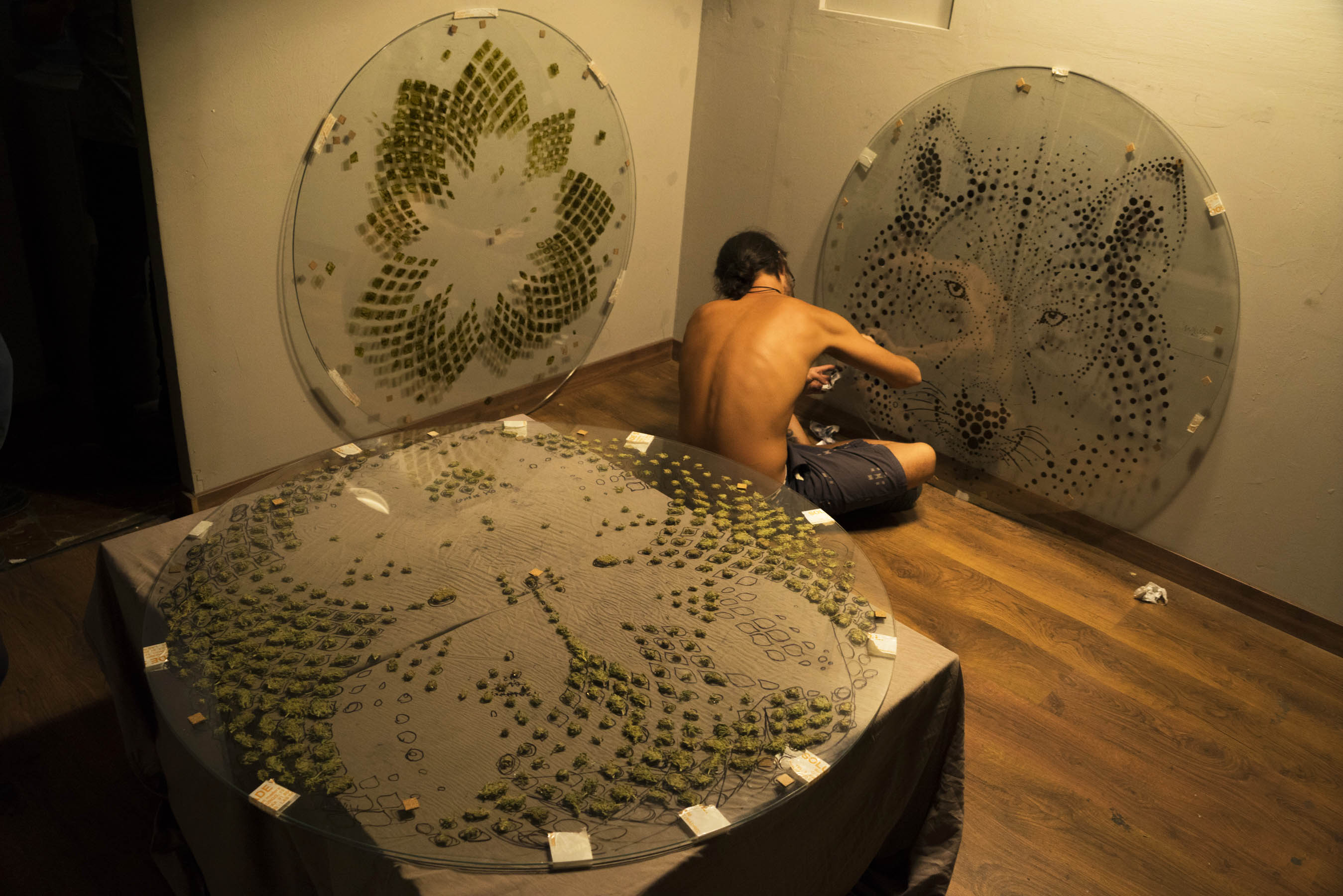 hombre creando obras de arte