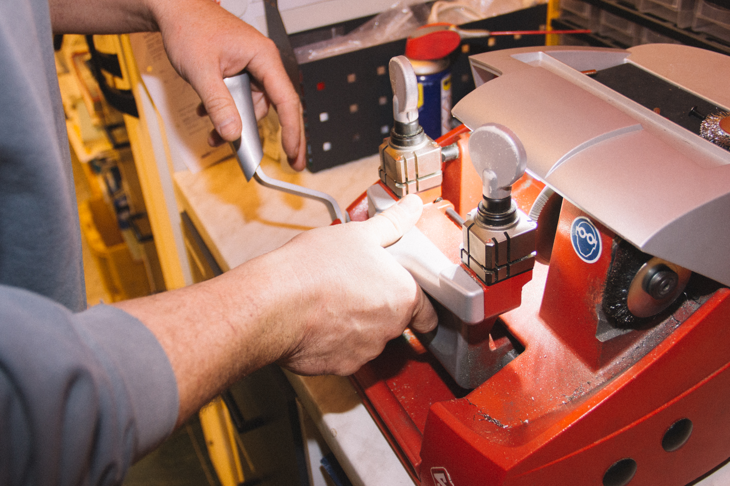 Mann arbeitet an Maschine