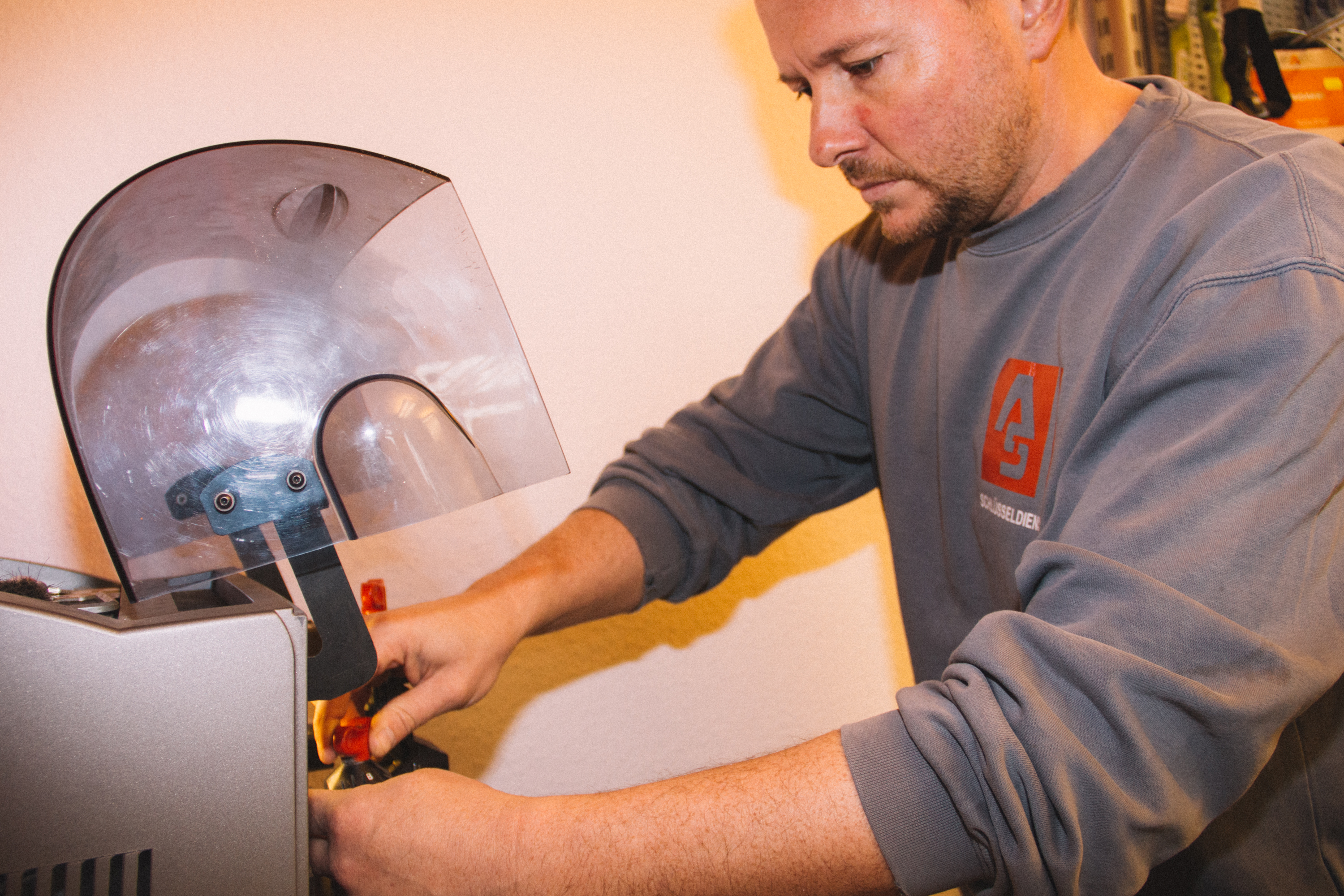 Mann arbeitet an Maschine