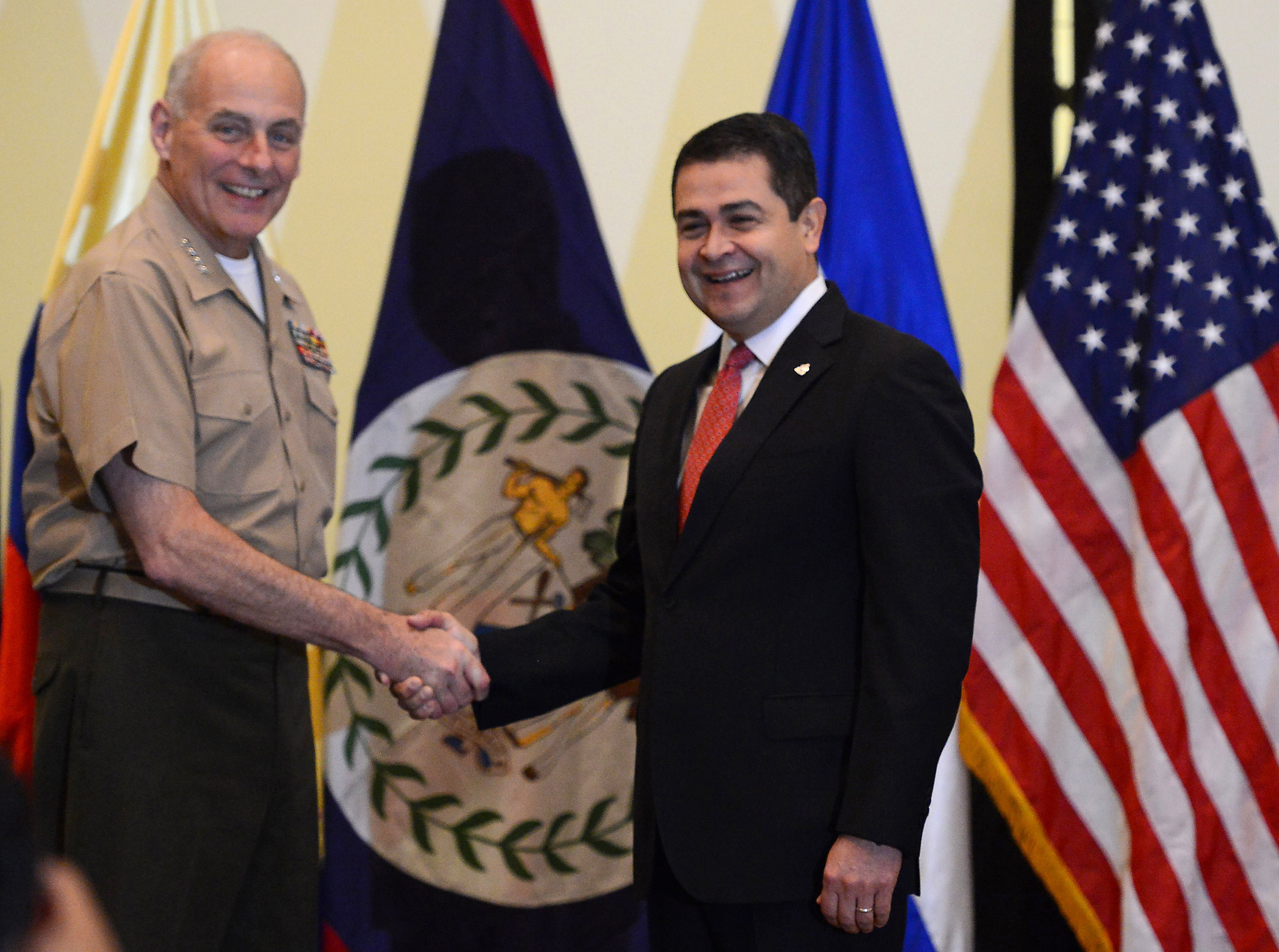 Juan Orlando Hernández shakes hands with John Kelly.