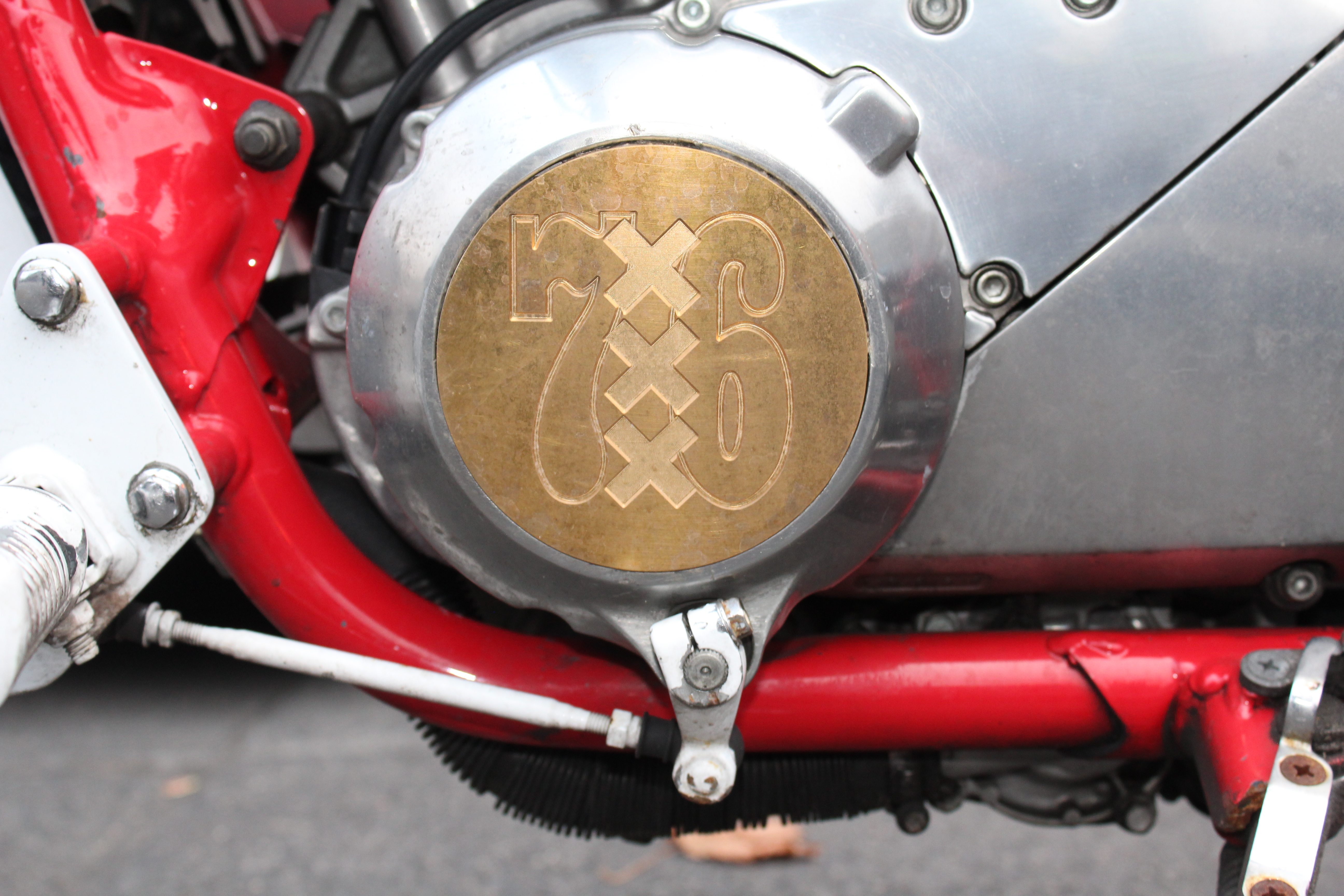 Een F-side-logo op de motor.