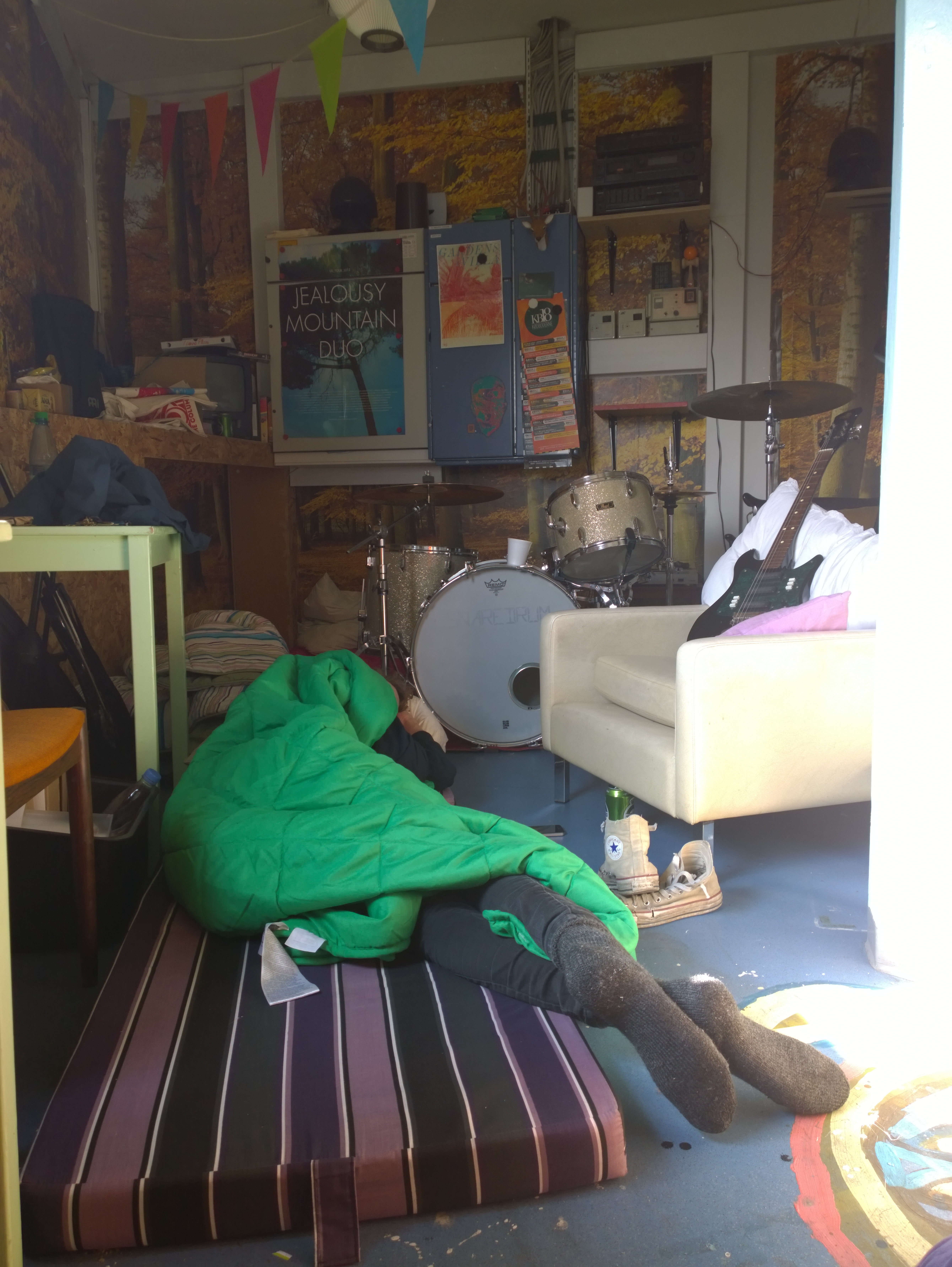 Dude sover backstage på KB18