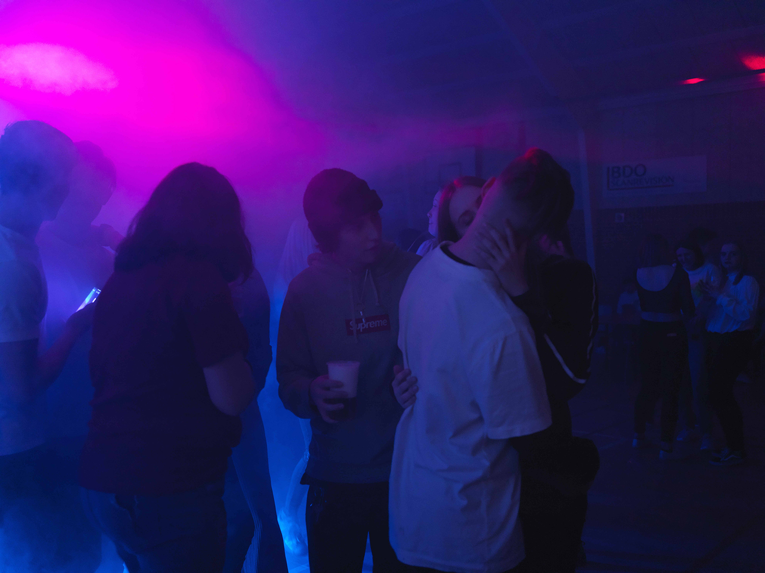 1540808375725-party42