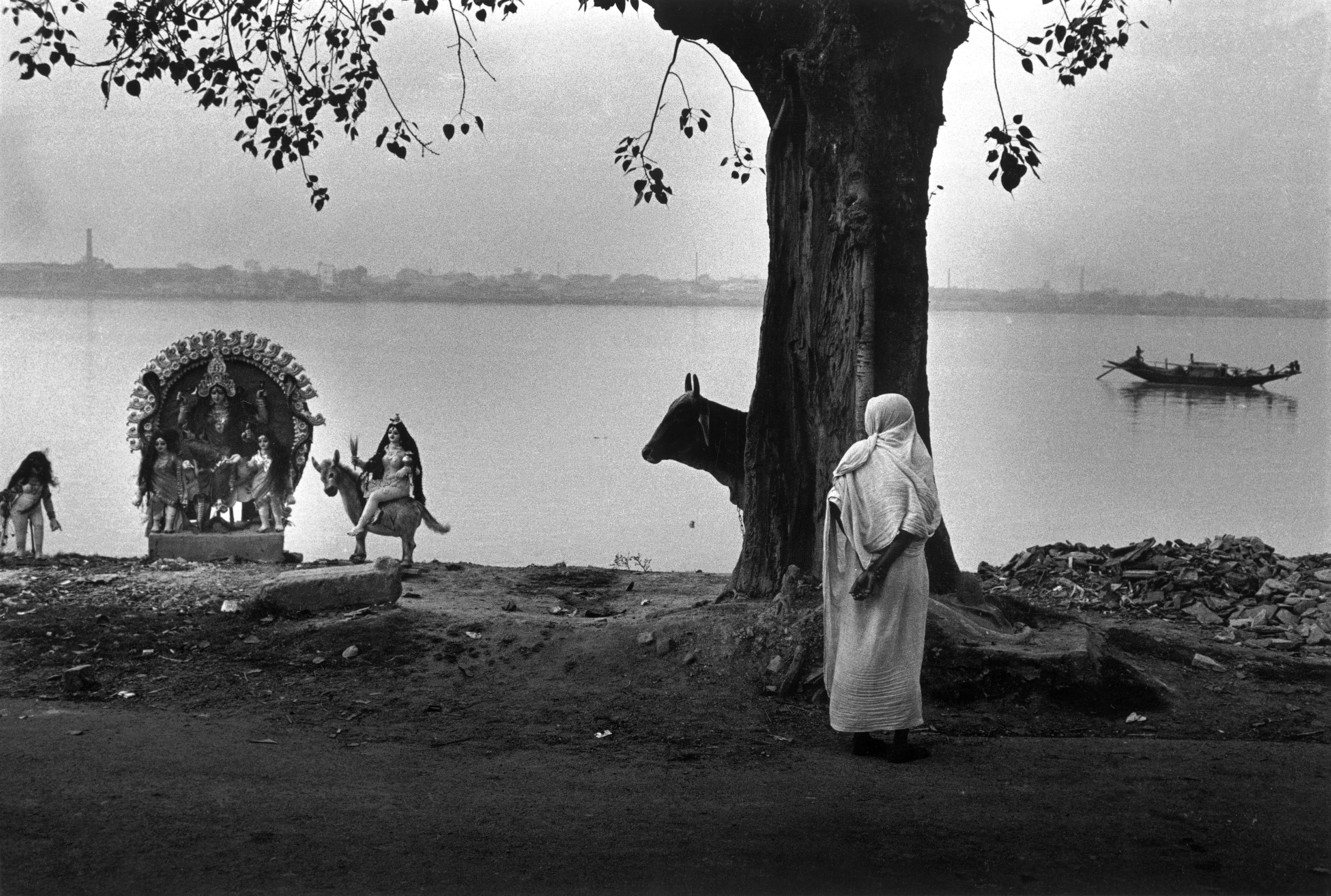 Among the deities. Hooghly, Kolkata. 1990. © Raghu Rai / Magnum Photos