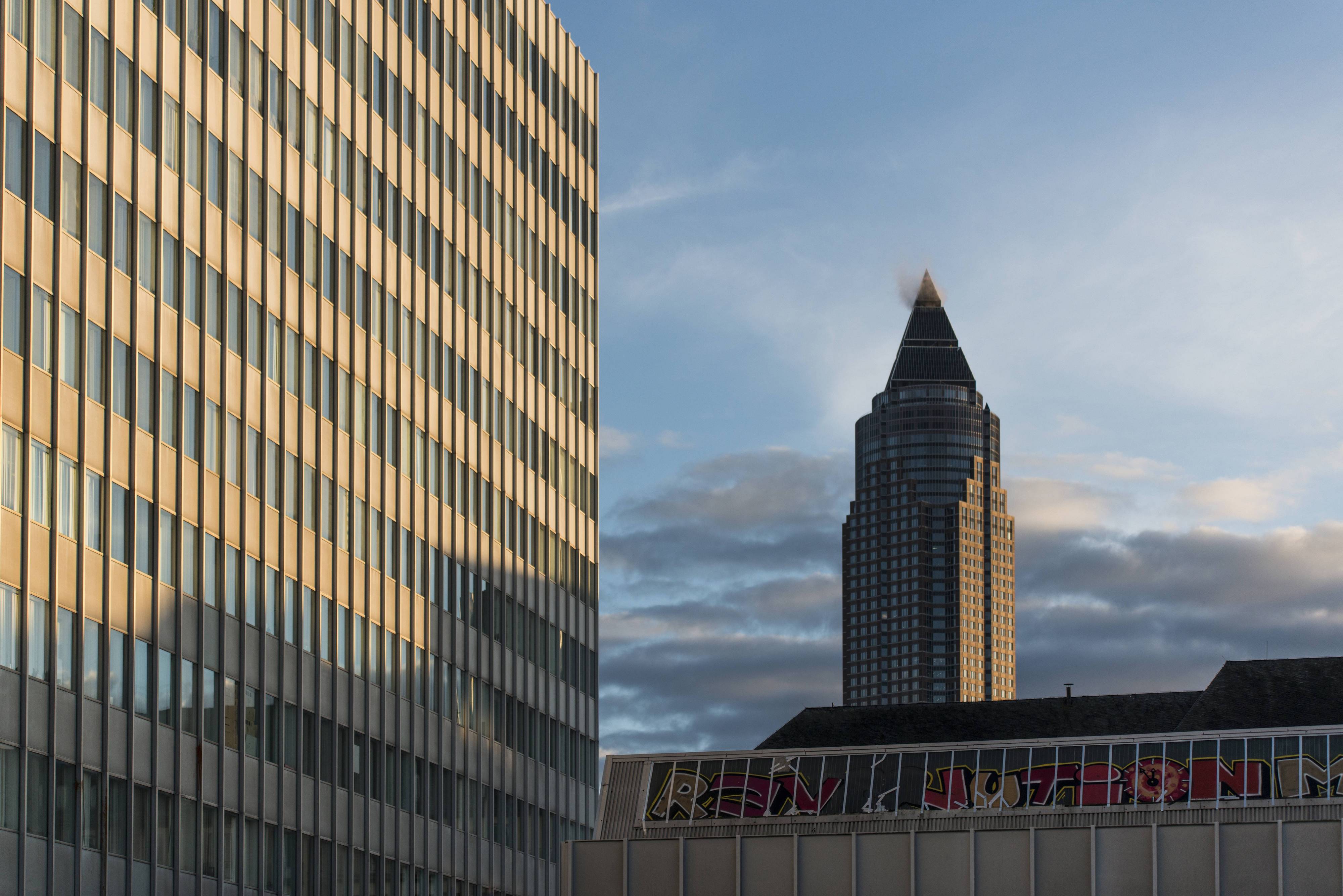 Ein Gebäude auf dem Campus Bockenheim. Im Hintergrund steht der Frankfurter Messeturm