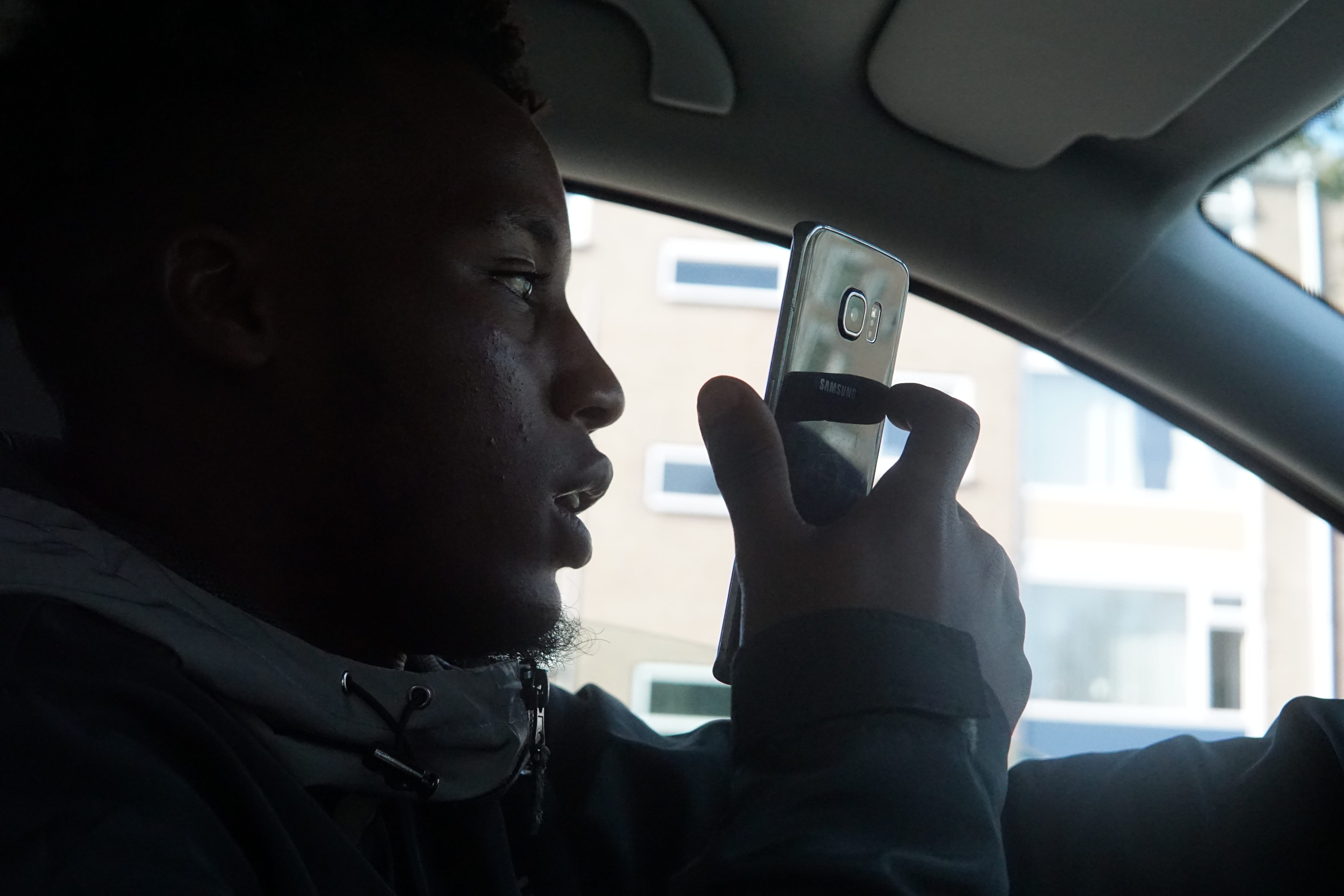 Mootje bellend in de auto.