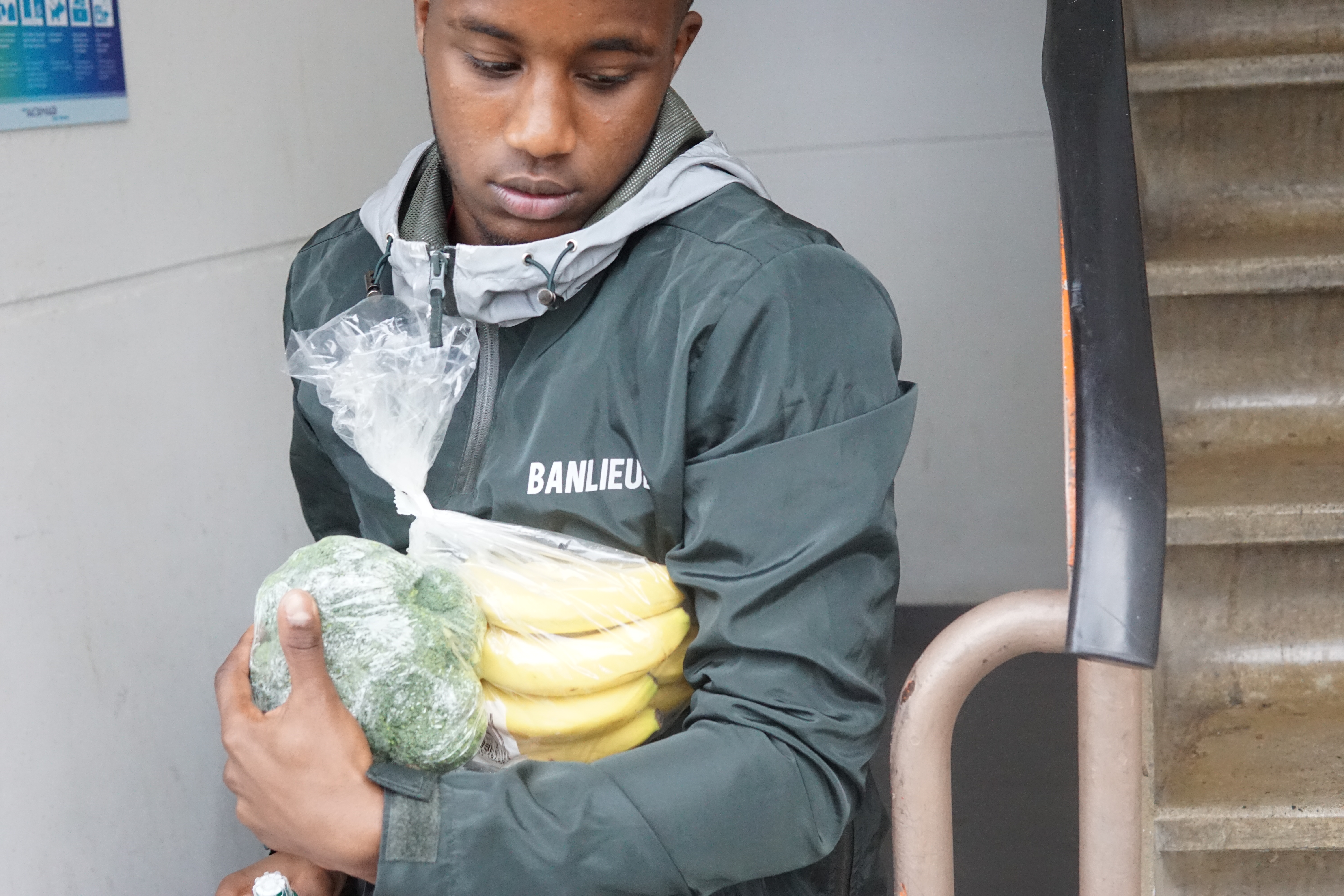 Mootje laadt boodschappen uit.