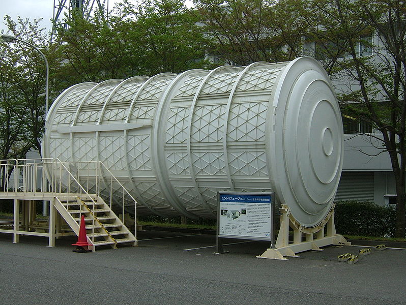 1540985998009-798px-Centrifuge_ISS_in_TKSC-01