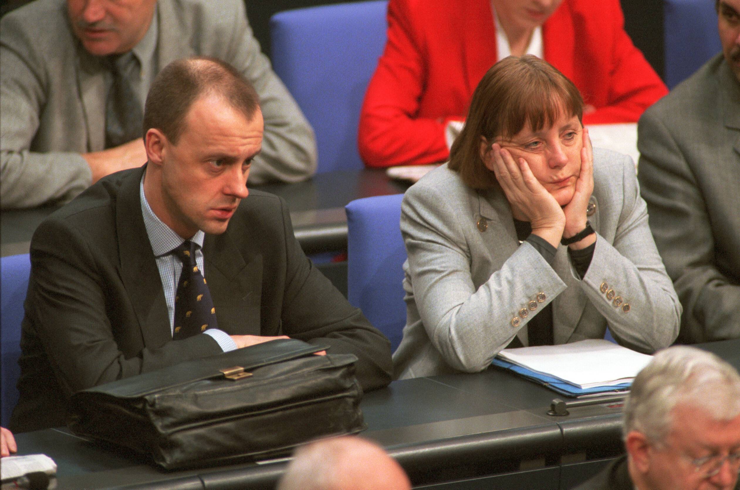 Friedrich Merz und Angela Merkel im Bundestag