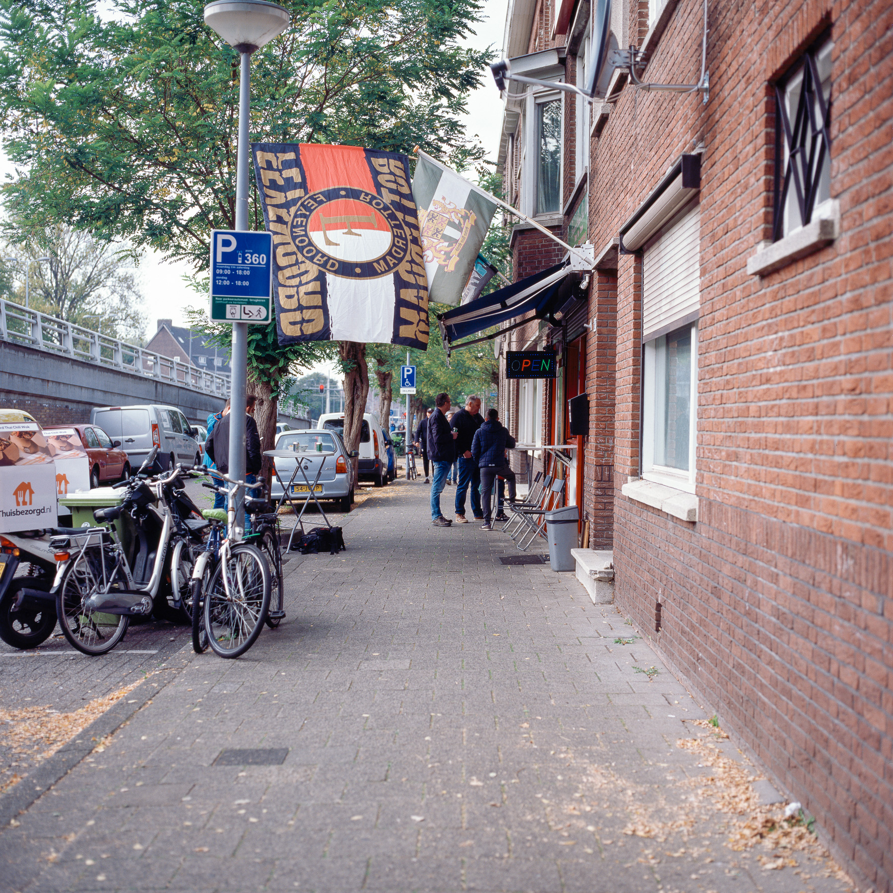 De straat.