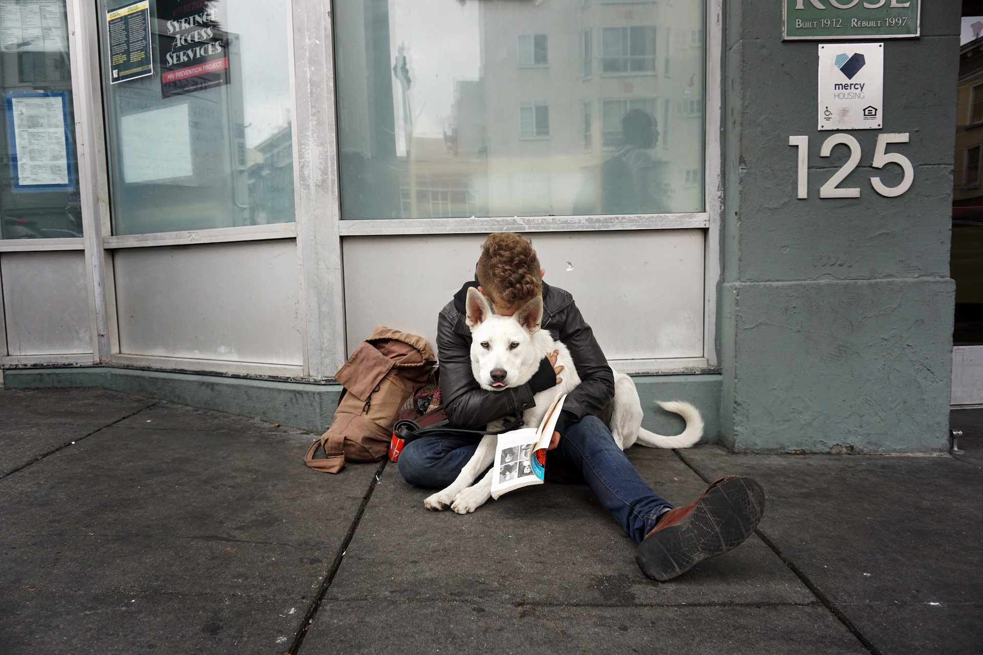 1541079314328-ManWithDog