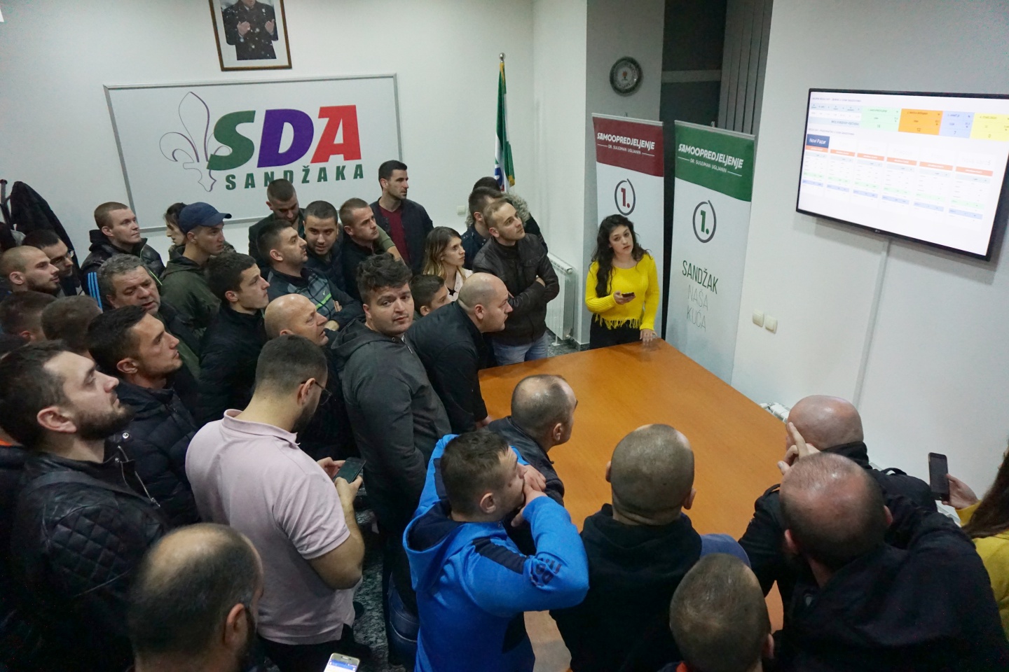 Pristalice Ugljaninove SDA u centrali stranke prate uživo rezultate