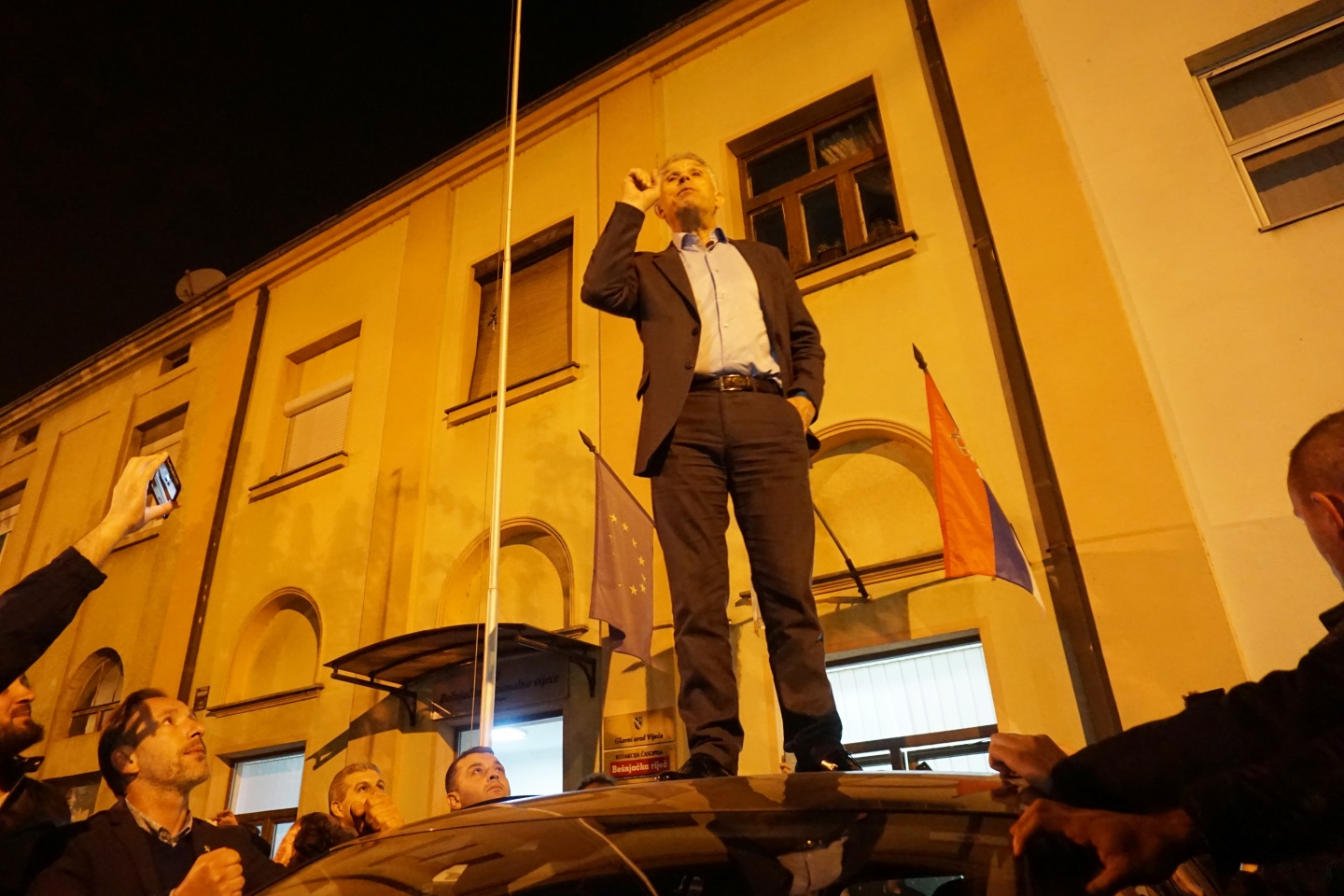 Ugljanin-na-jednom-od-autombila-ispred-Bosnjackog-Nacionalnog-Veca