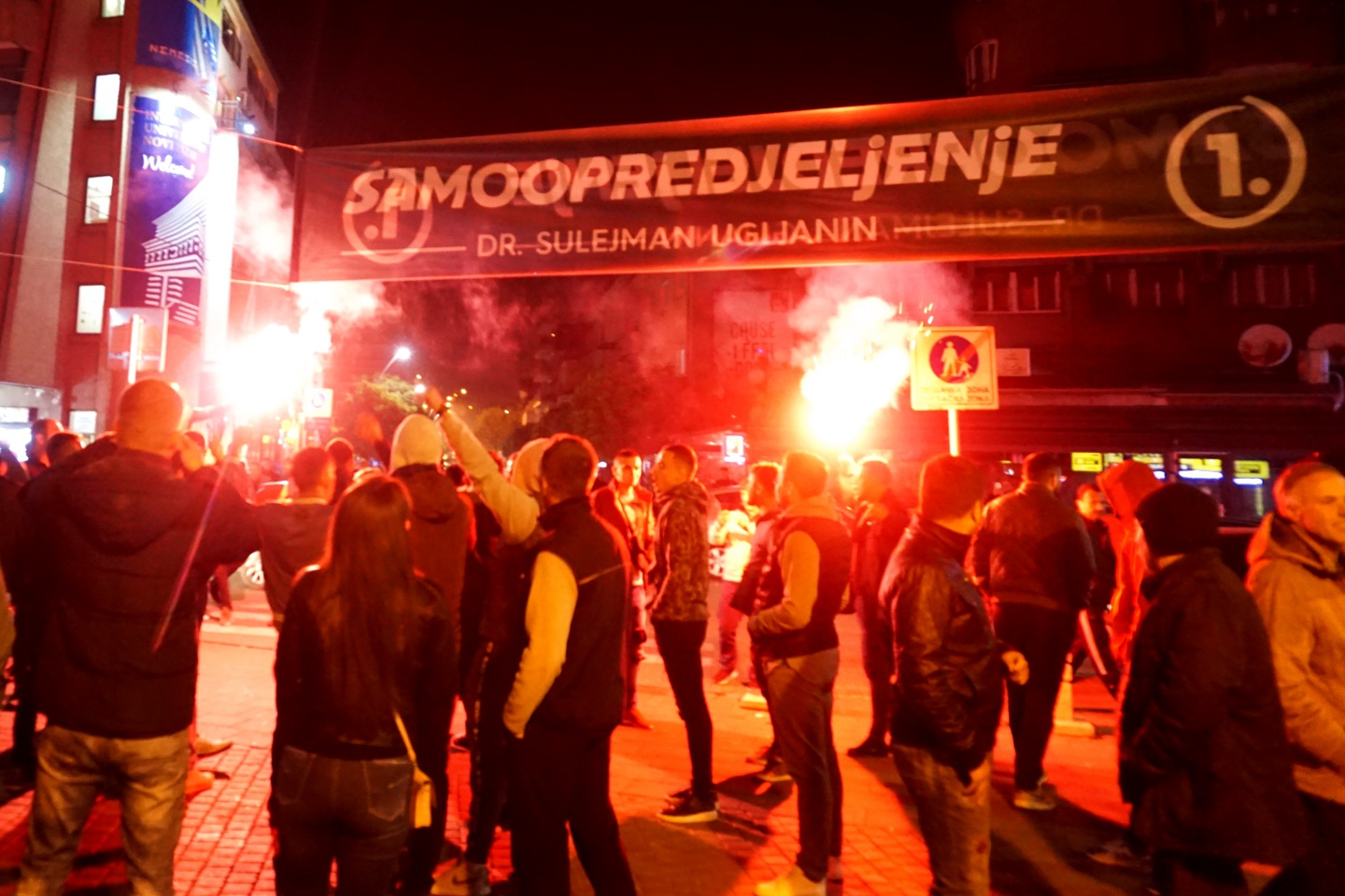 1541419147751-Ugljaninove-pristalice-u-centru-grada