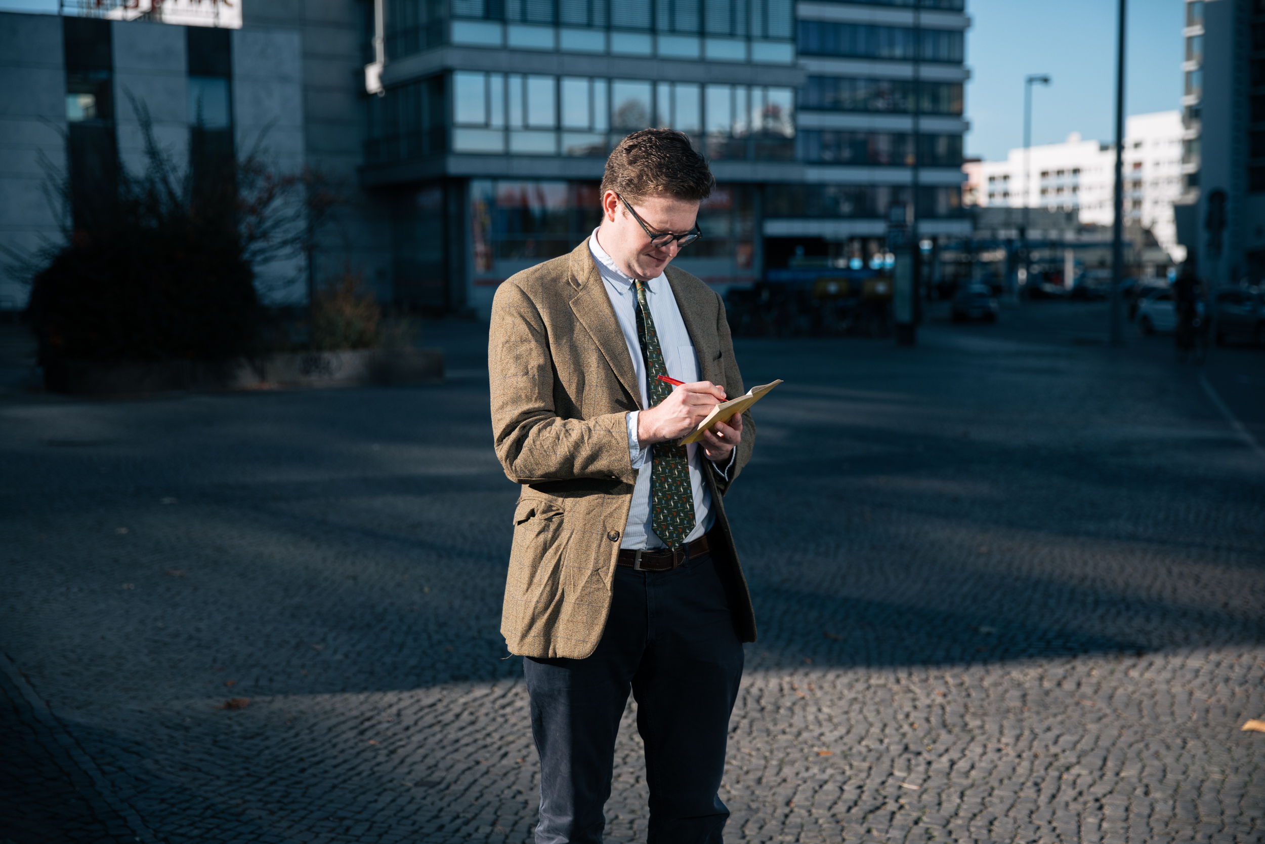 Der Autor in einem schnittigen Twee-Jackett auf der Straße