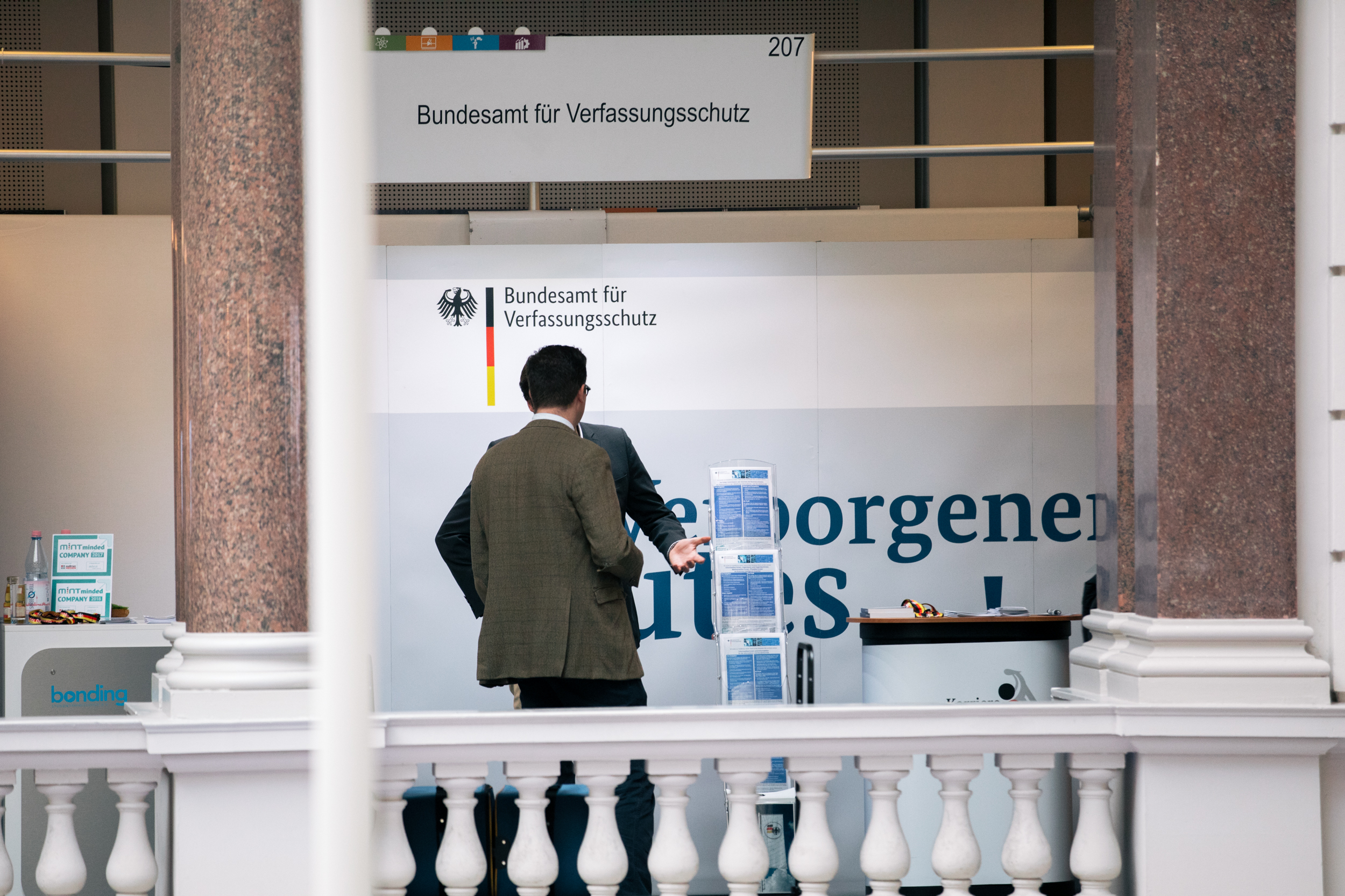 Der Autor unterhält sich mit einem der Verfassungsschützer am Stand