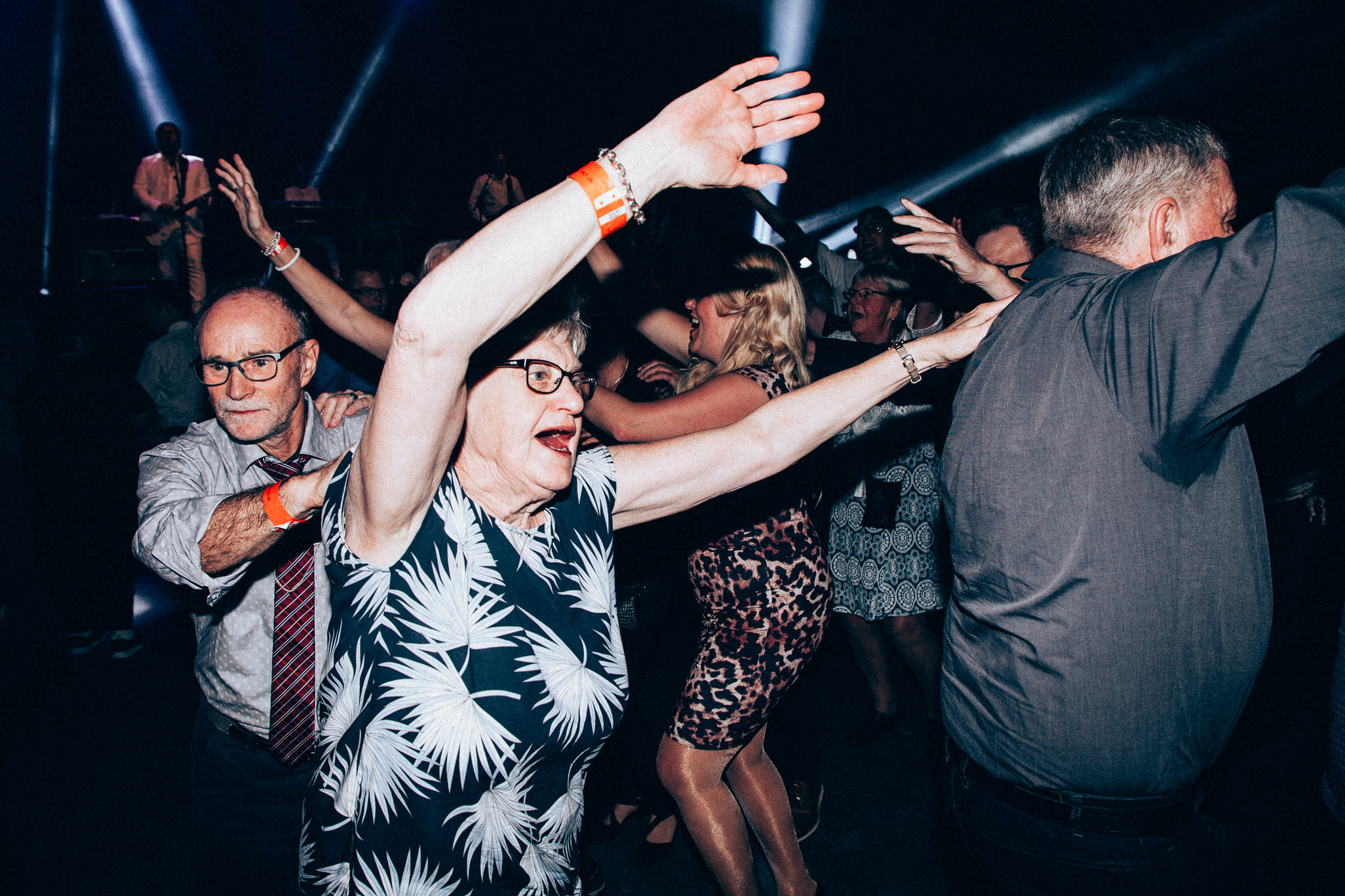 folk dansker til fest