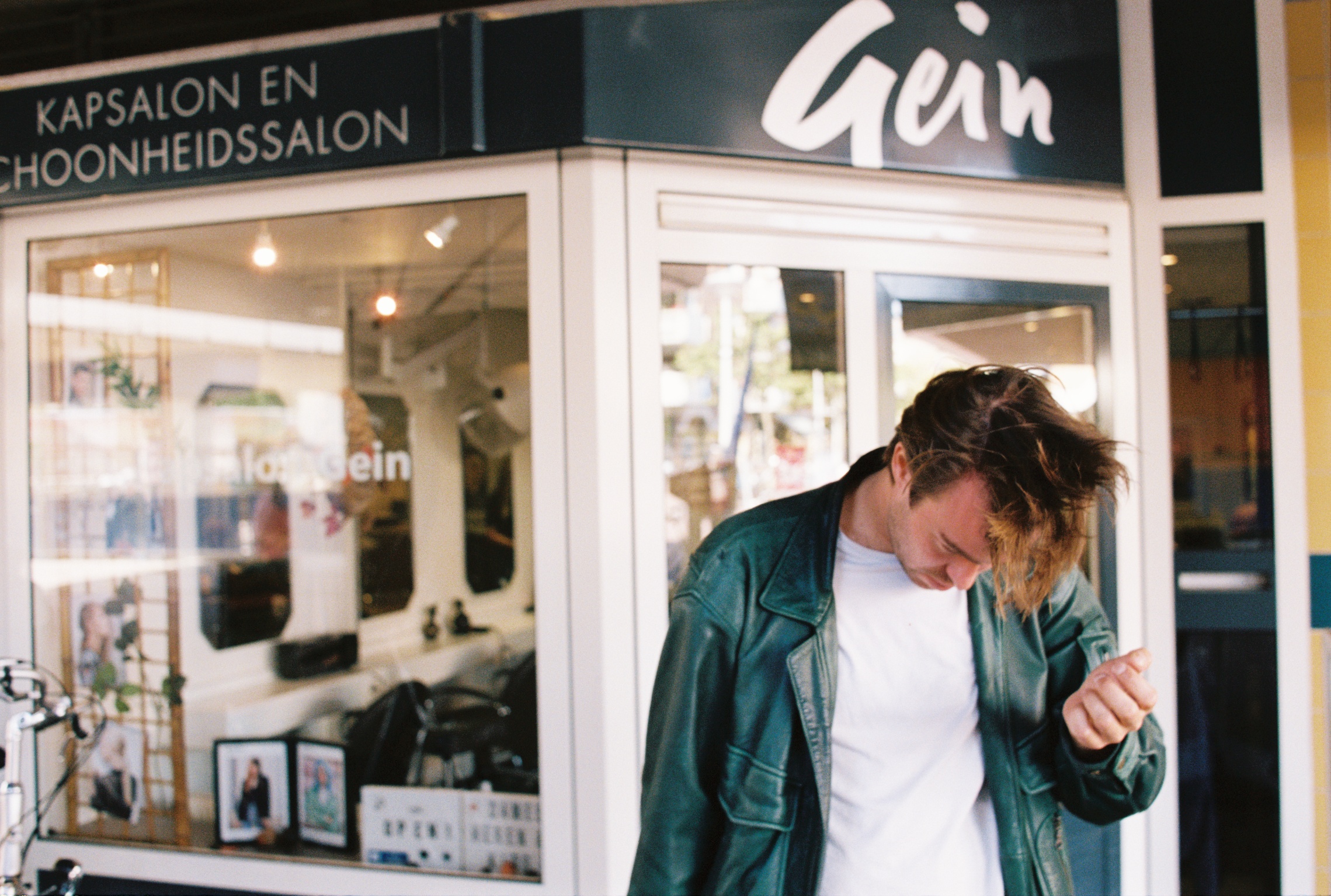 man voor een kapper in gein