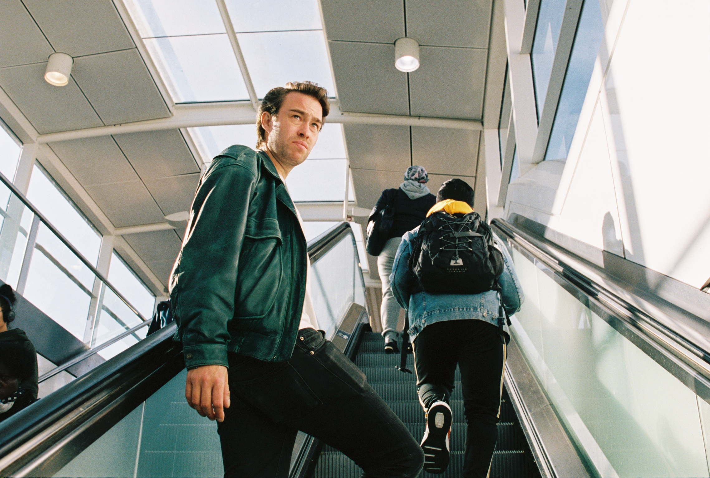 man op de roltrap in station Reigersbos
