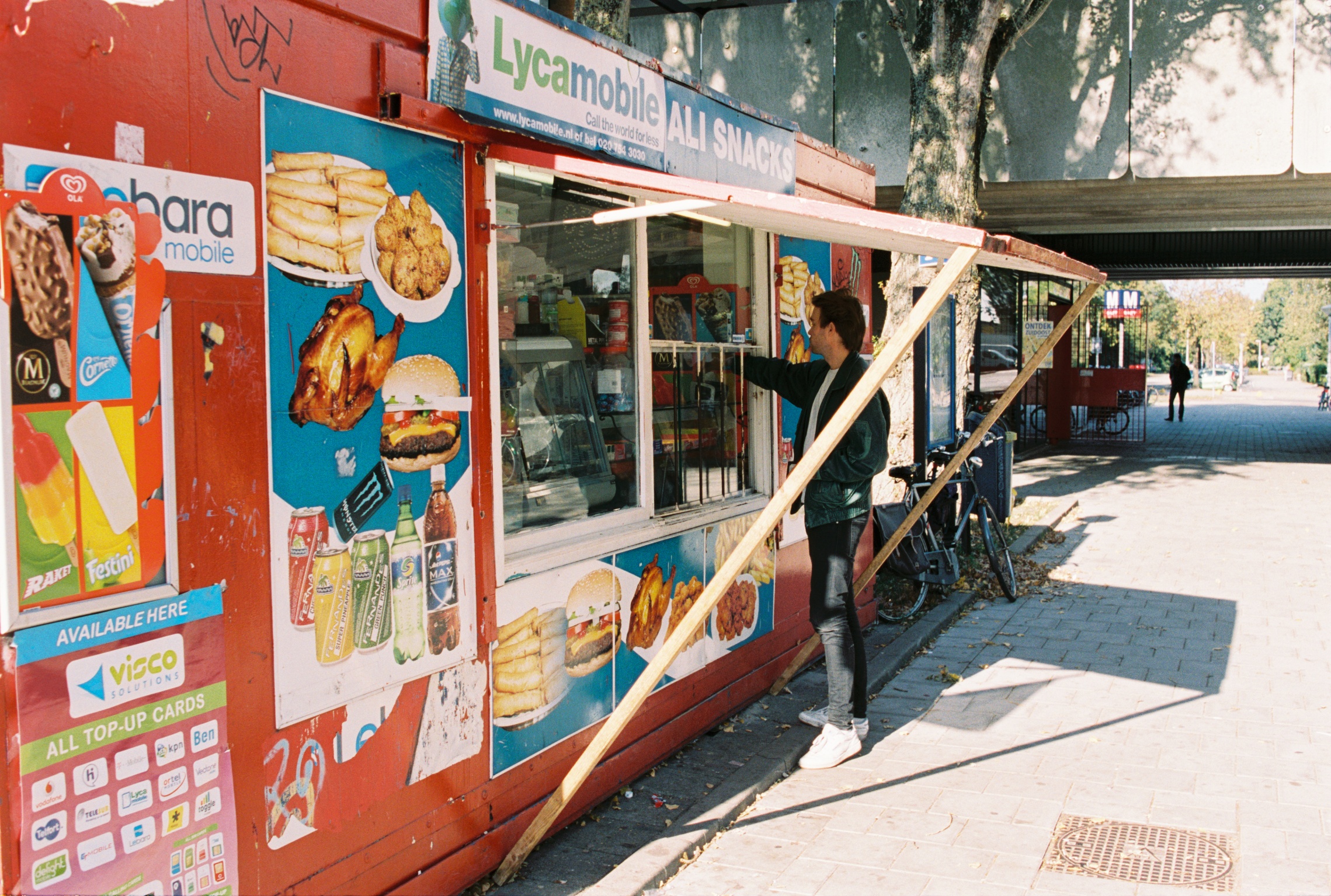 Ali Snacks, bij metrostation Gein