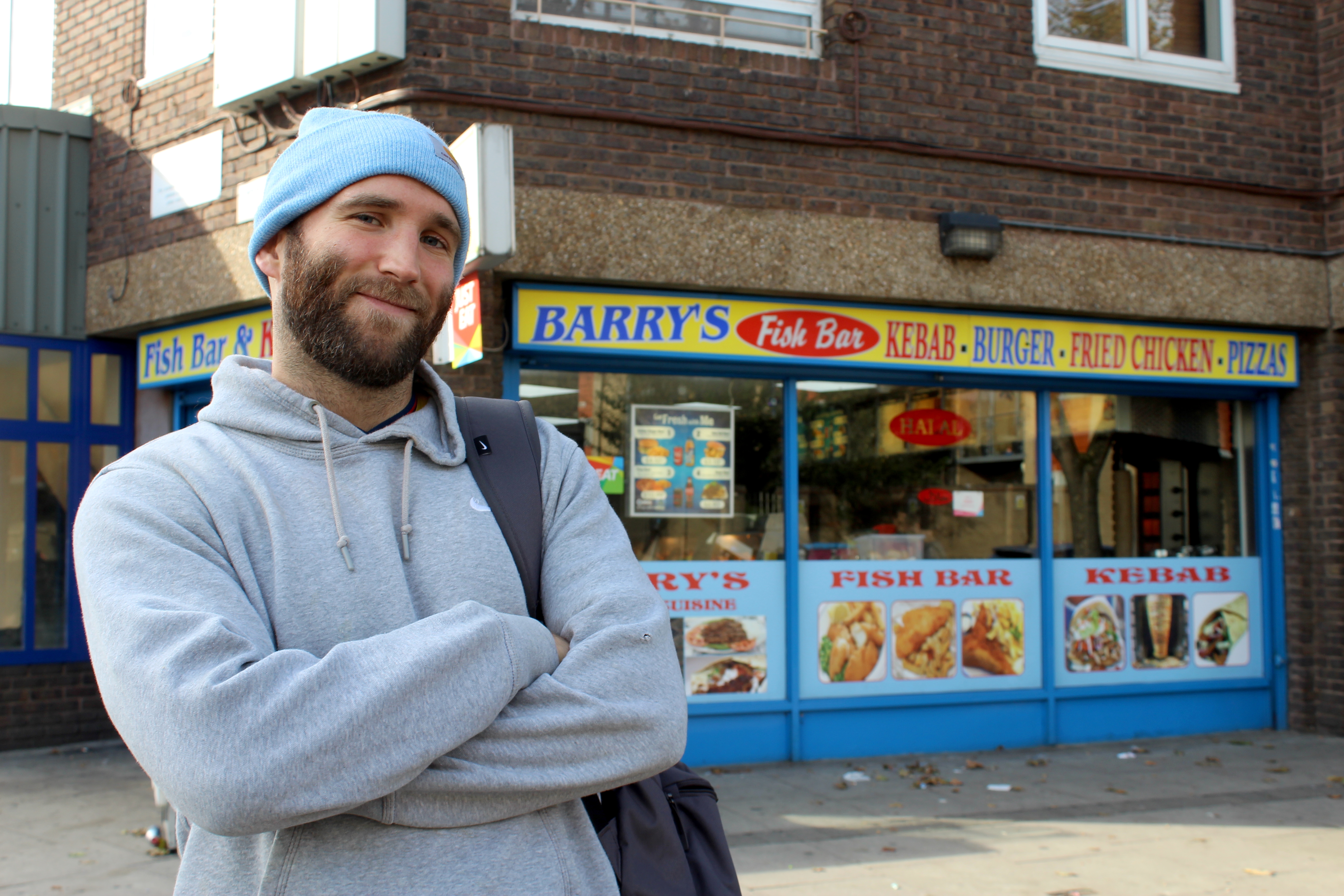 Der Autor posiert vor Barry's Fish Bar