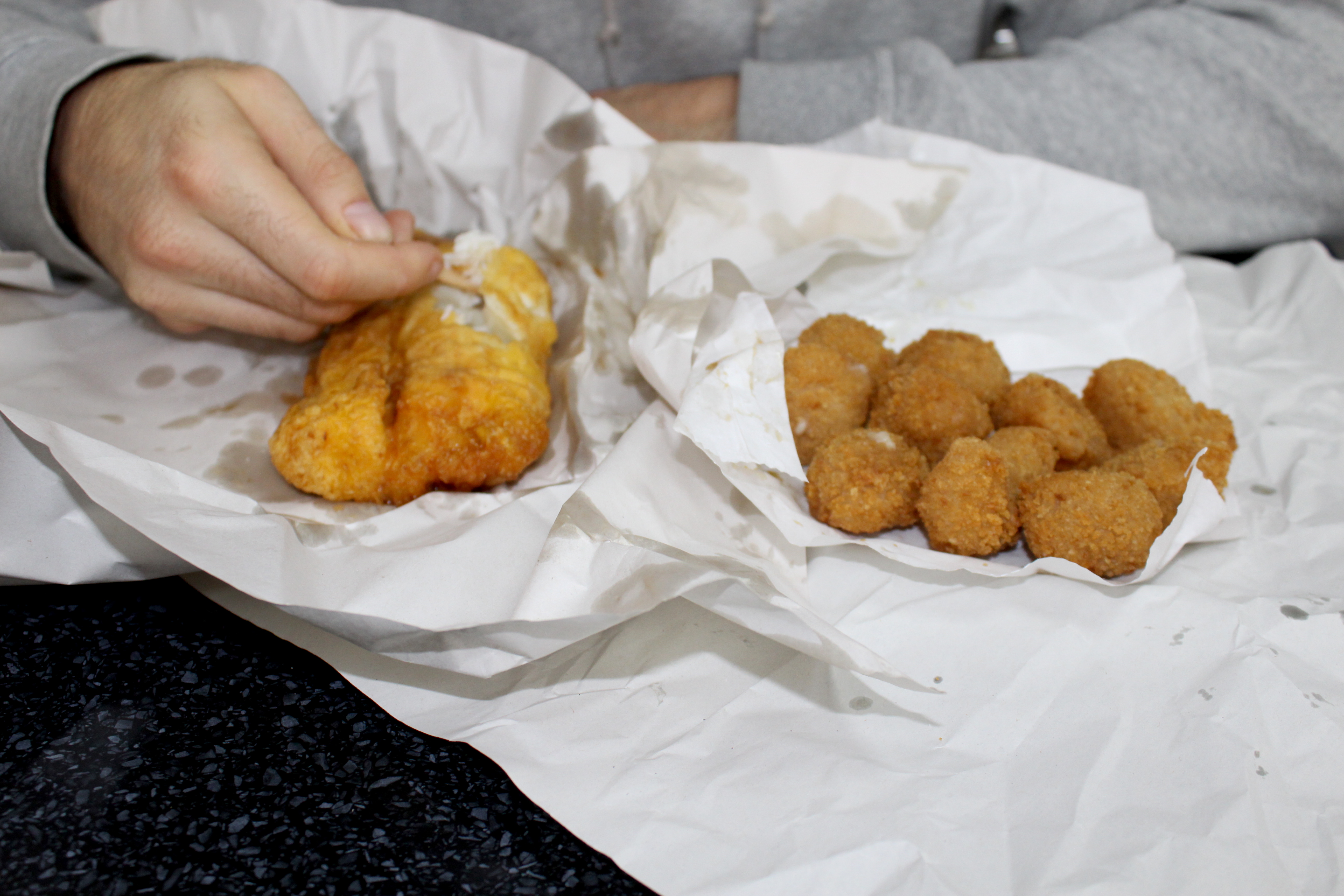 Fettiger frittierter Fisch und frittierte Scampis