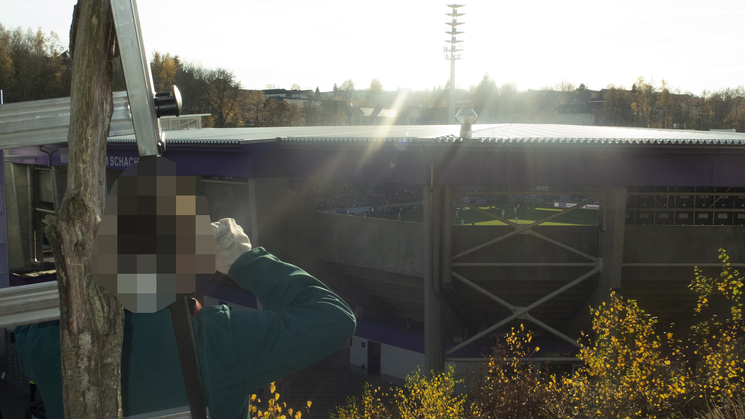 Ein Mann in Förster-Outfit vor dem Fußballstadion in Aue