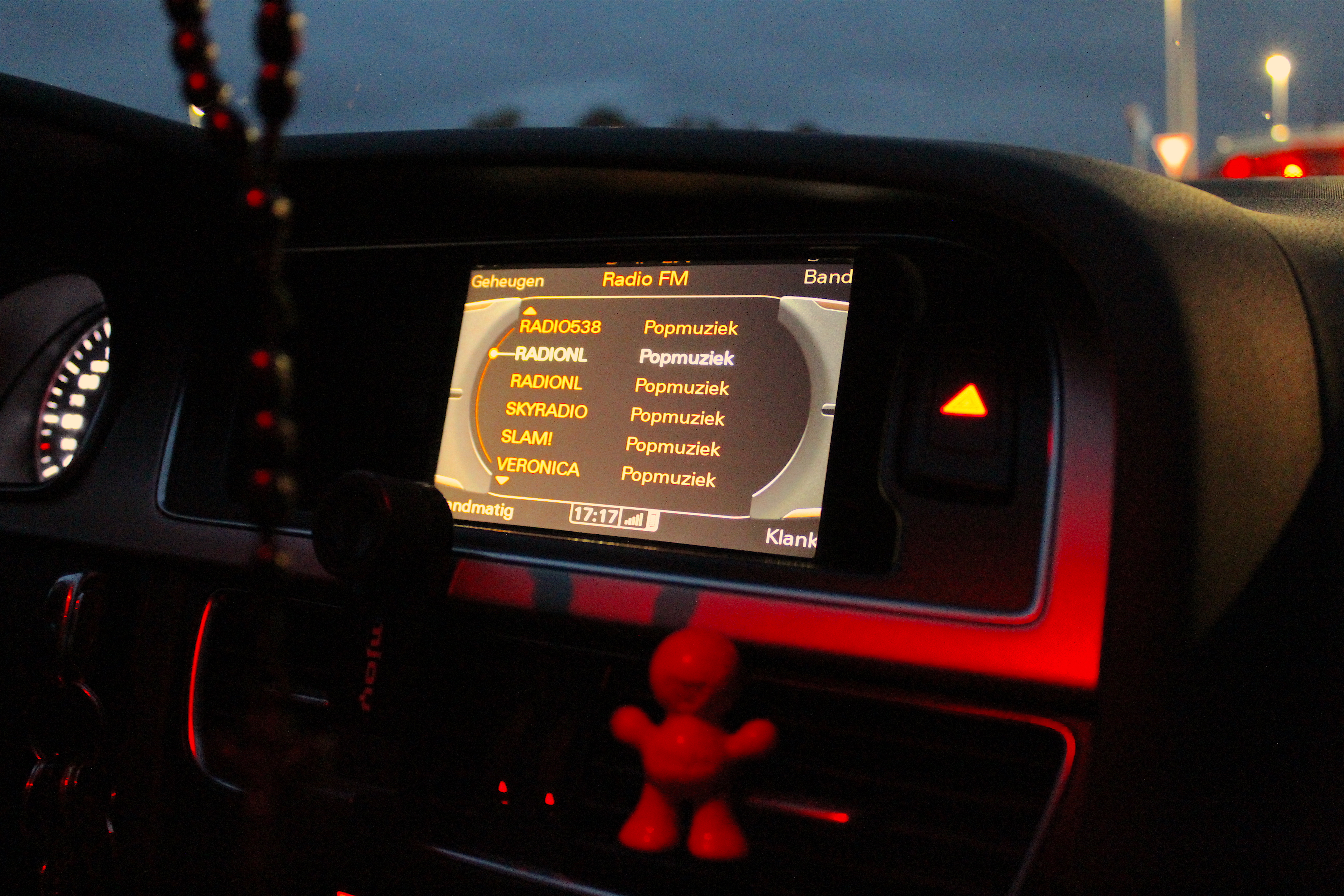 RadioNL staat aan in de auto.