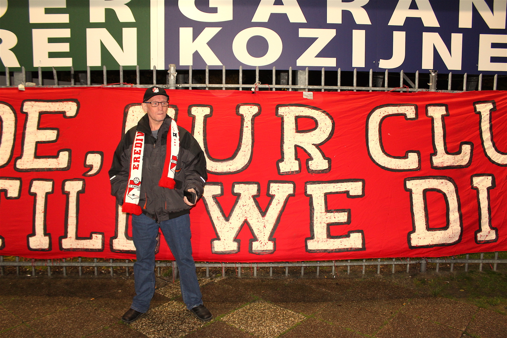 Een supporter bij FC Emmen.