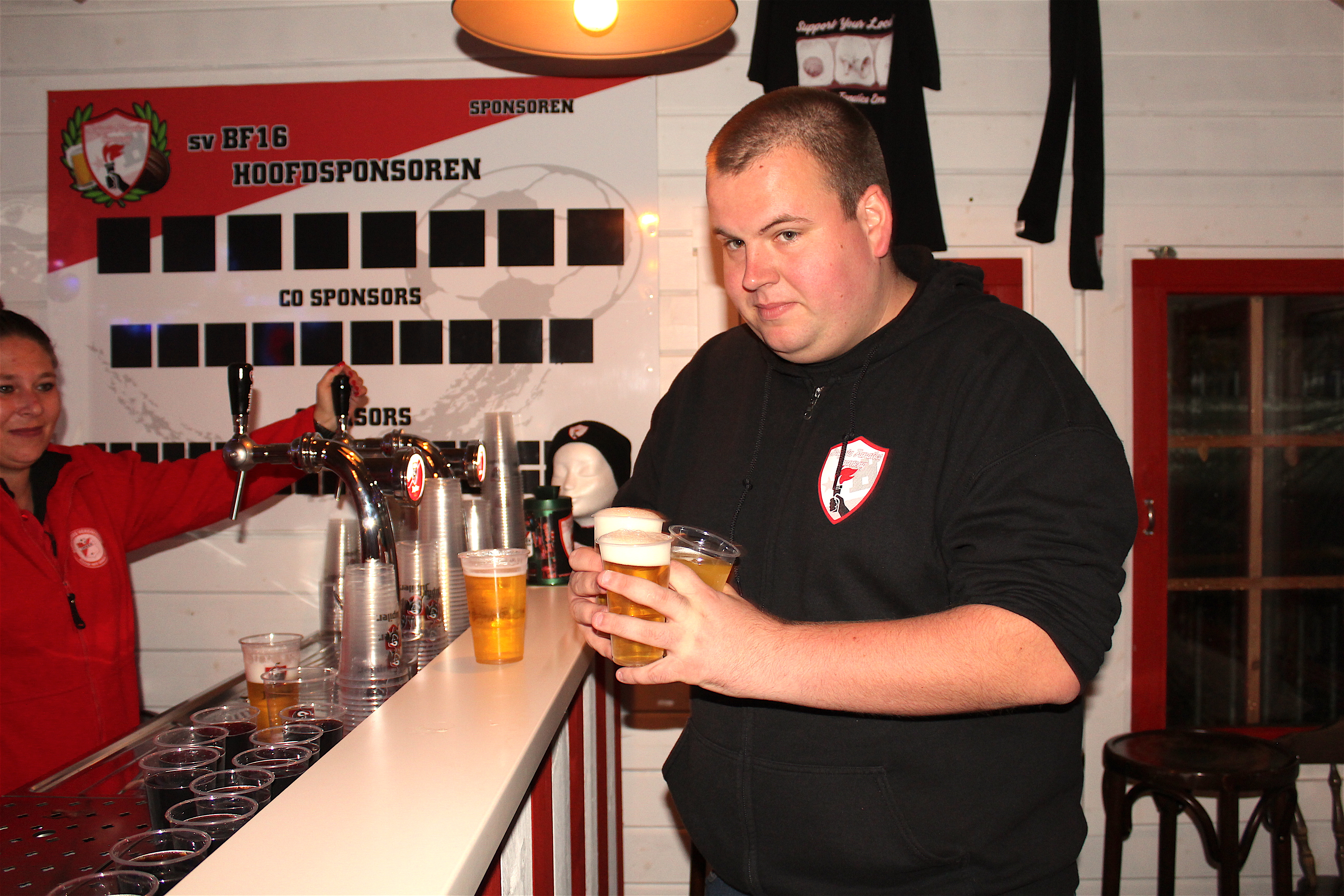 Niels van de Brigata Fanatico haalt biertjes.