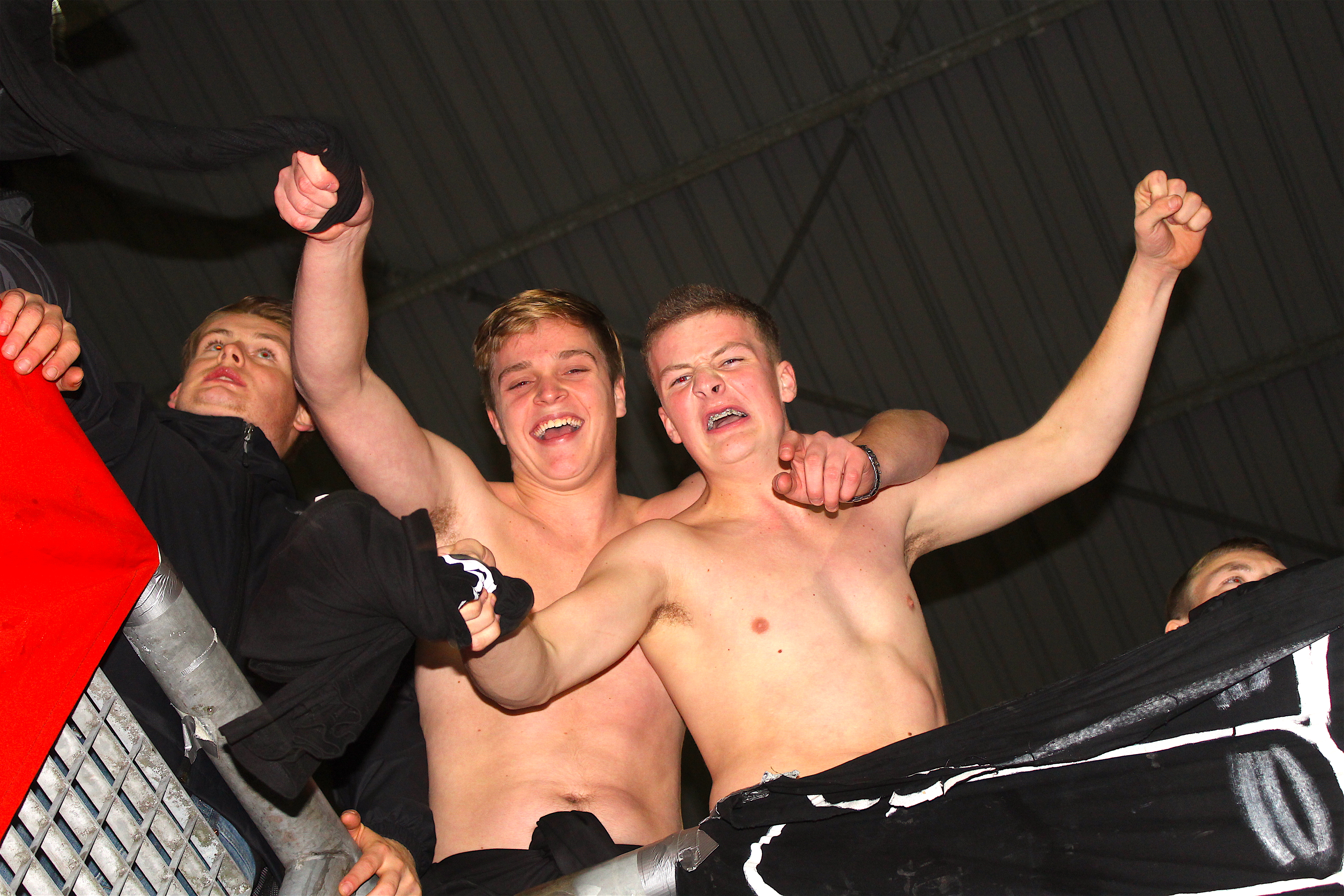 Supporters vieren de overwinning.