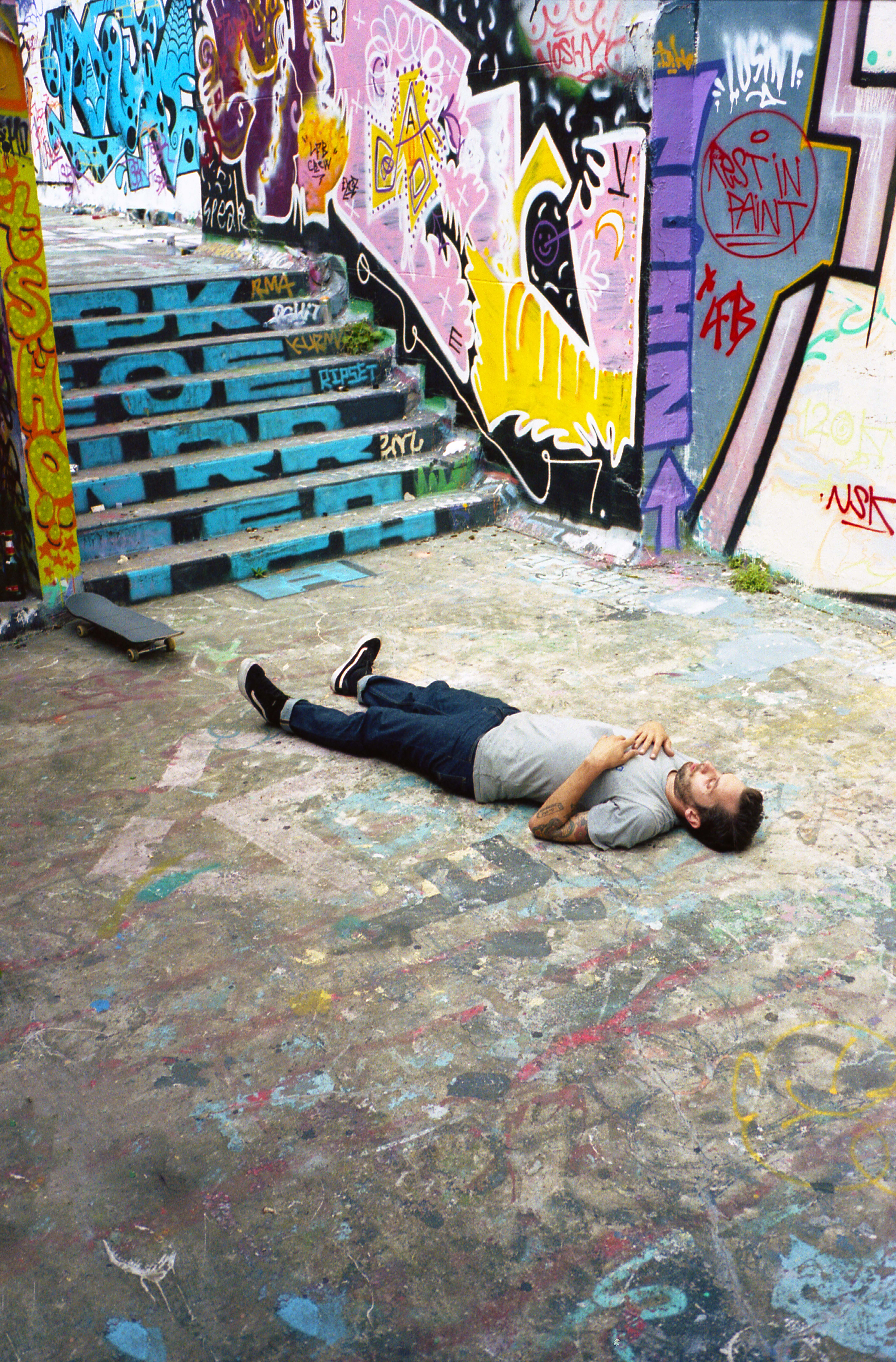Un skater parisien, au sol
