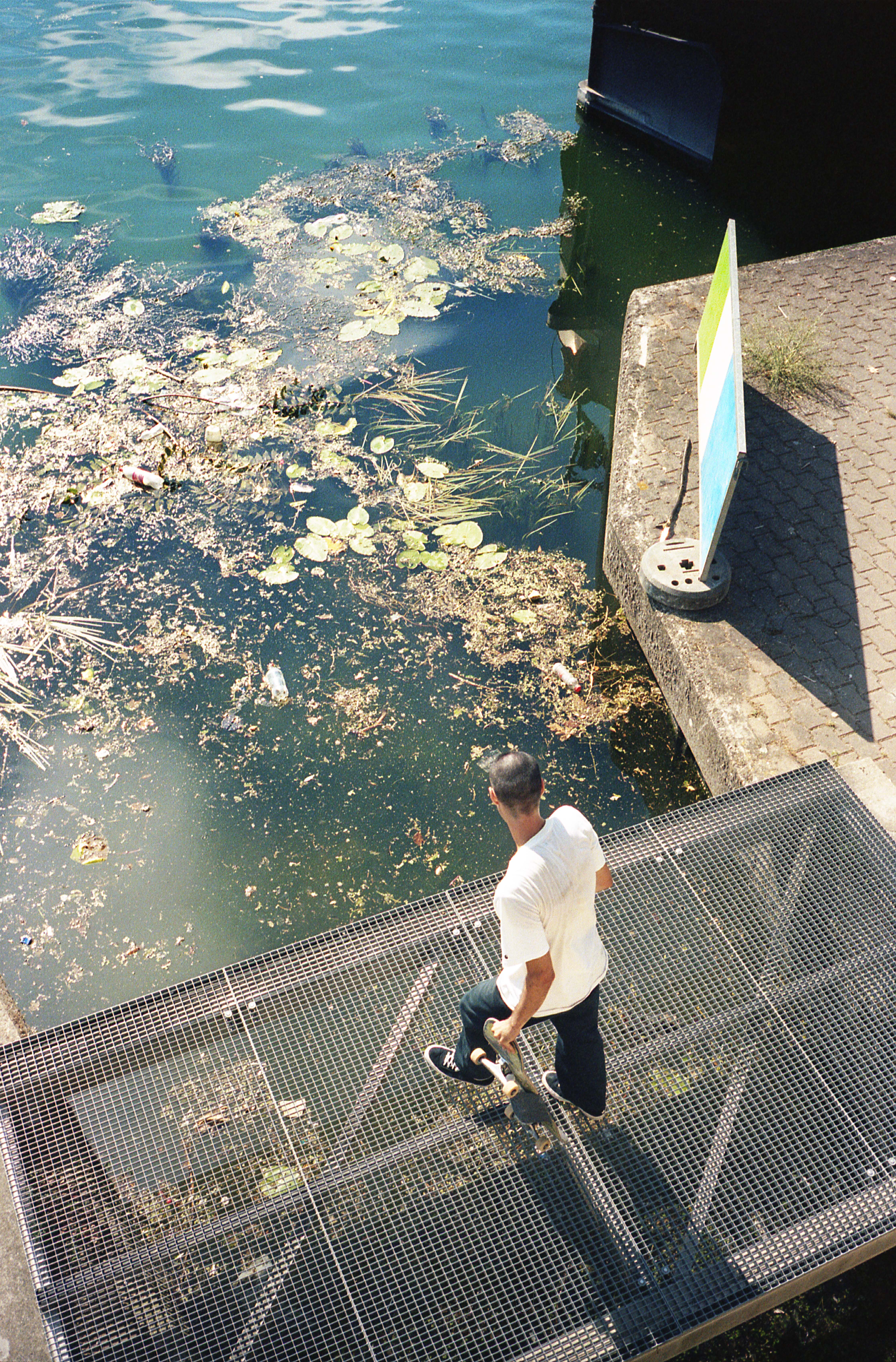 skater au bord de l'eau