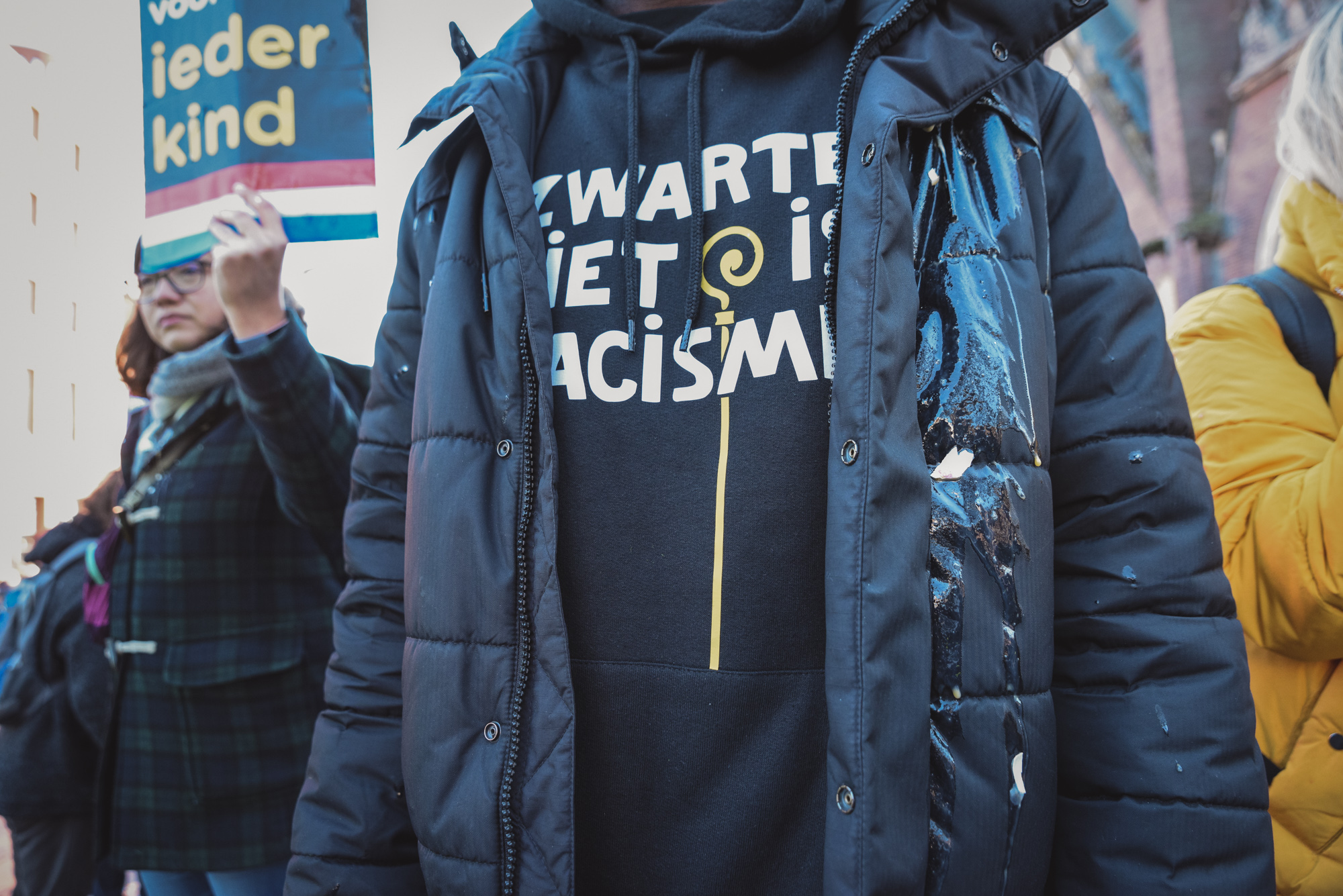 KOZP-pietdemonstranten tijdens de Intocht van Sinterklaas in Eindhoven 2018