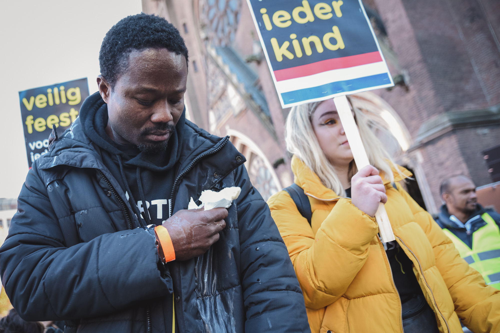 KOZP-pietdemonstranten tijdens de Intocht van Sinterklaas in Eindhoven 2018