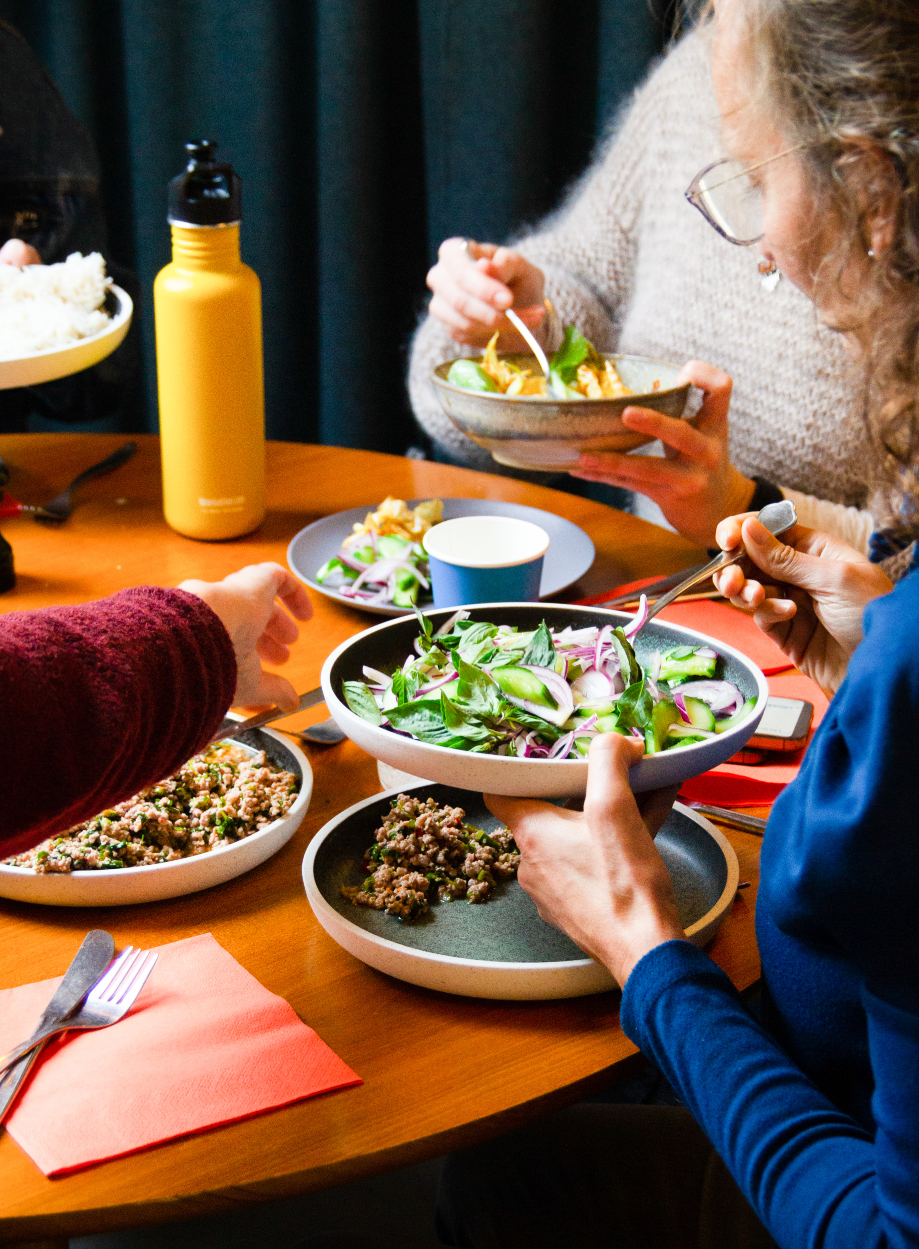 Folk spiser frokost i Social Cantina