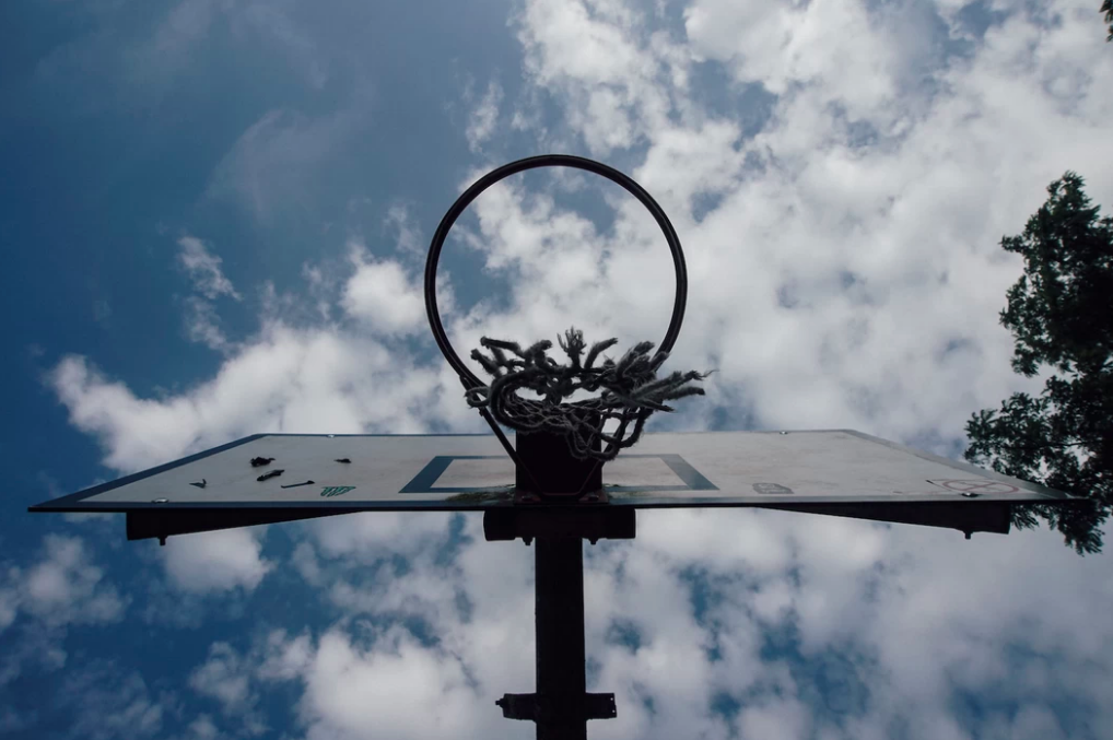 Een basketbalveld in voormalig Joegoslavië.
