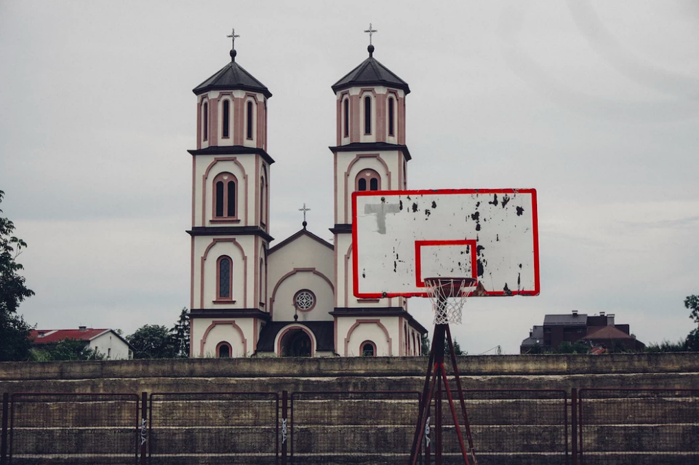 Een basketbalveld in Bosnië.