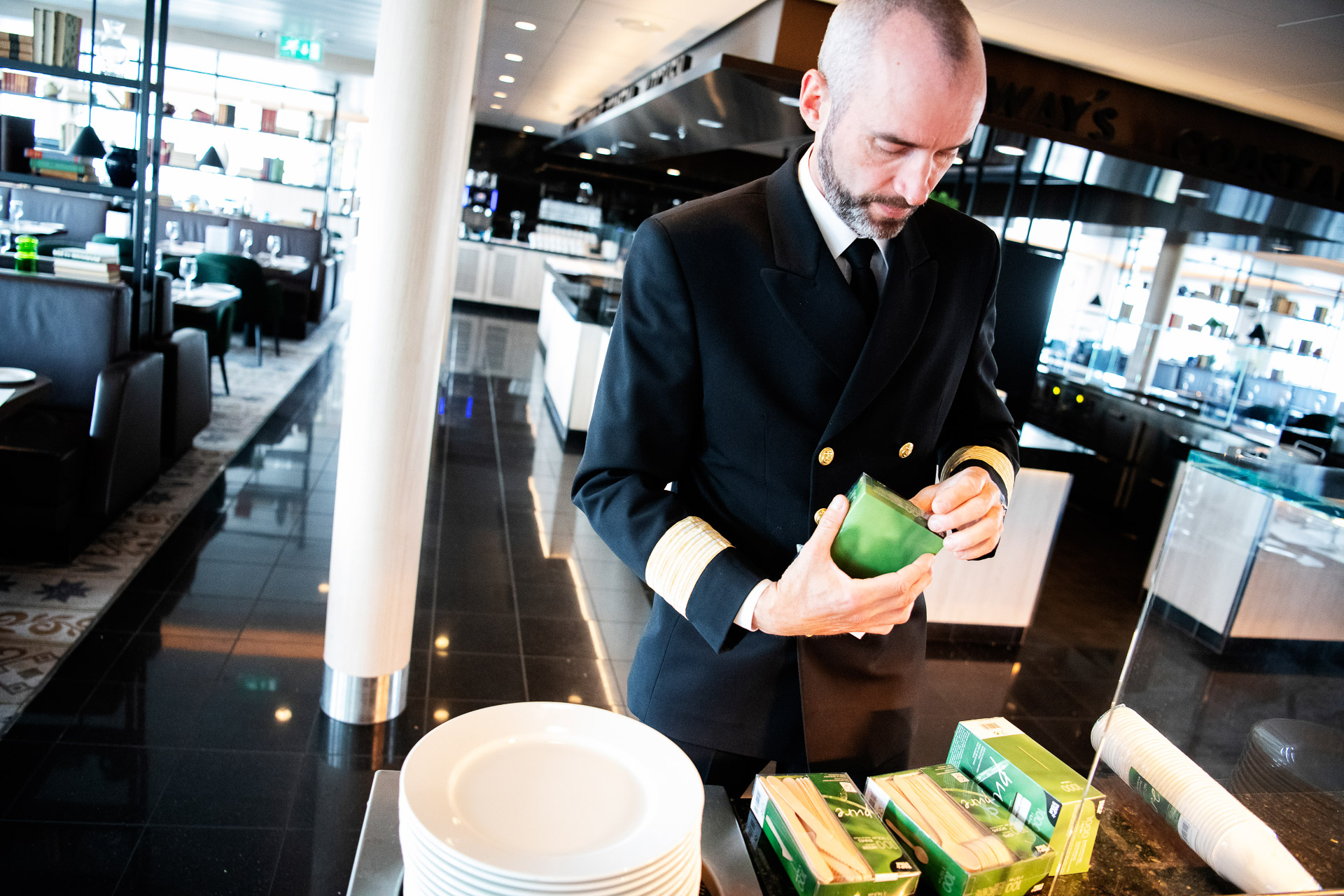 1542729868102-Hurtigruten-Cruise-Ships-Running-on-Dead-Fish-NorwayUnodvendig-engangsplast-byttes-ut-HGR-124972